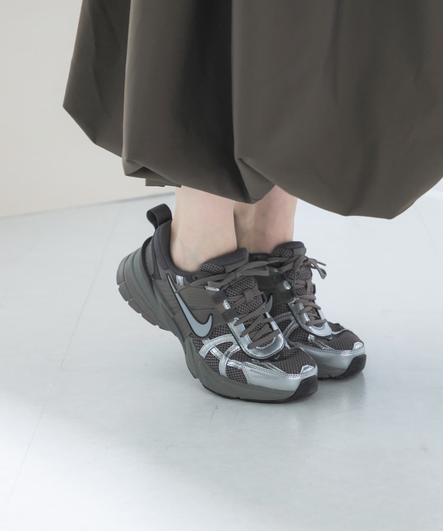 NIKE　V2K ラン CAVE STONE 24