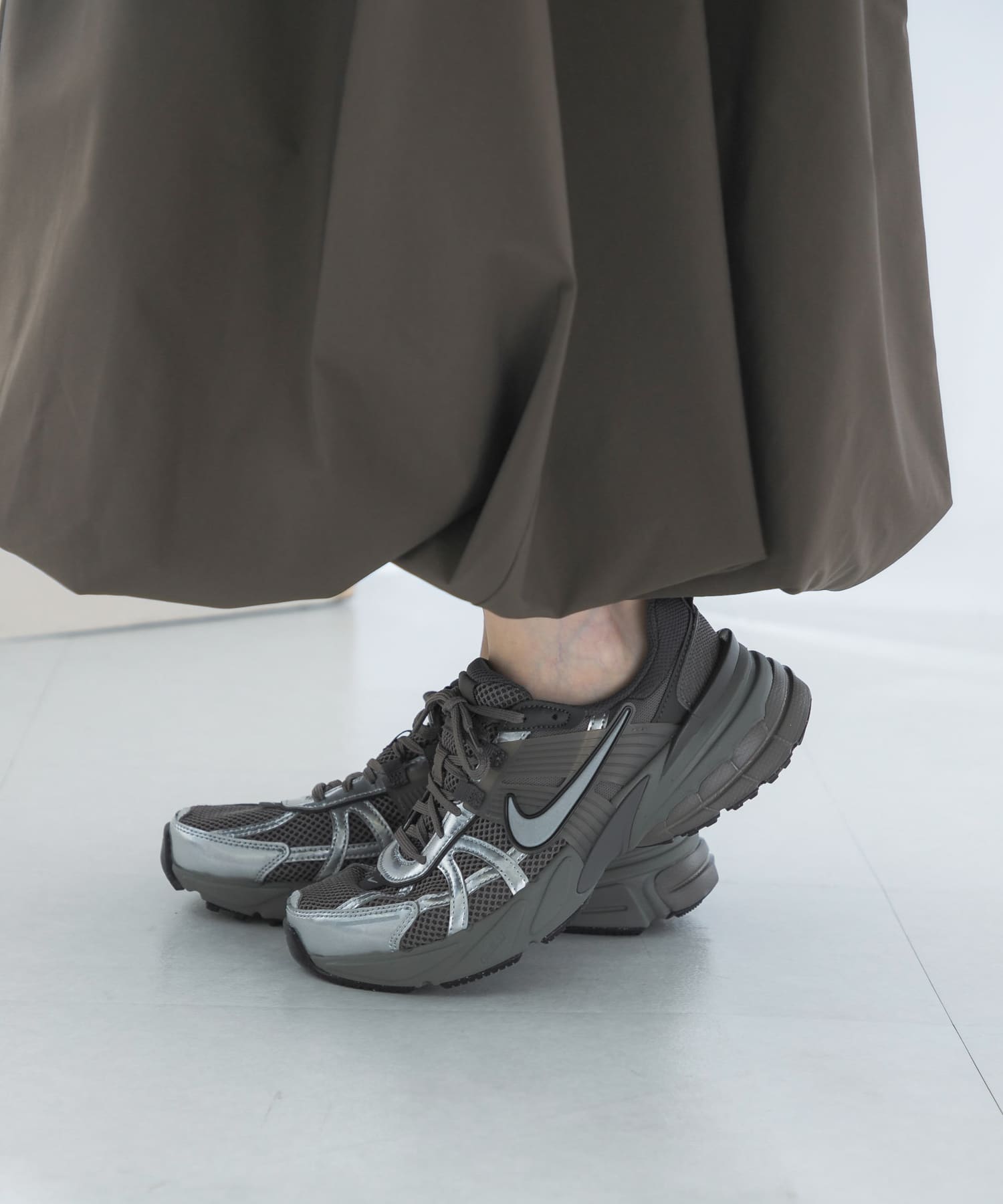 NIKE　V2K ラン CAVE STONE 24