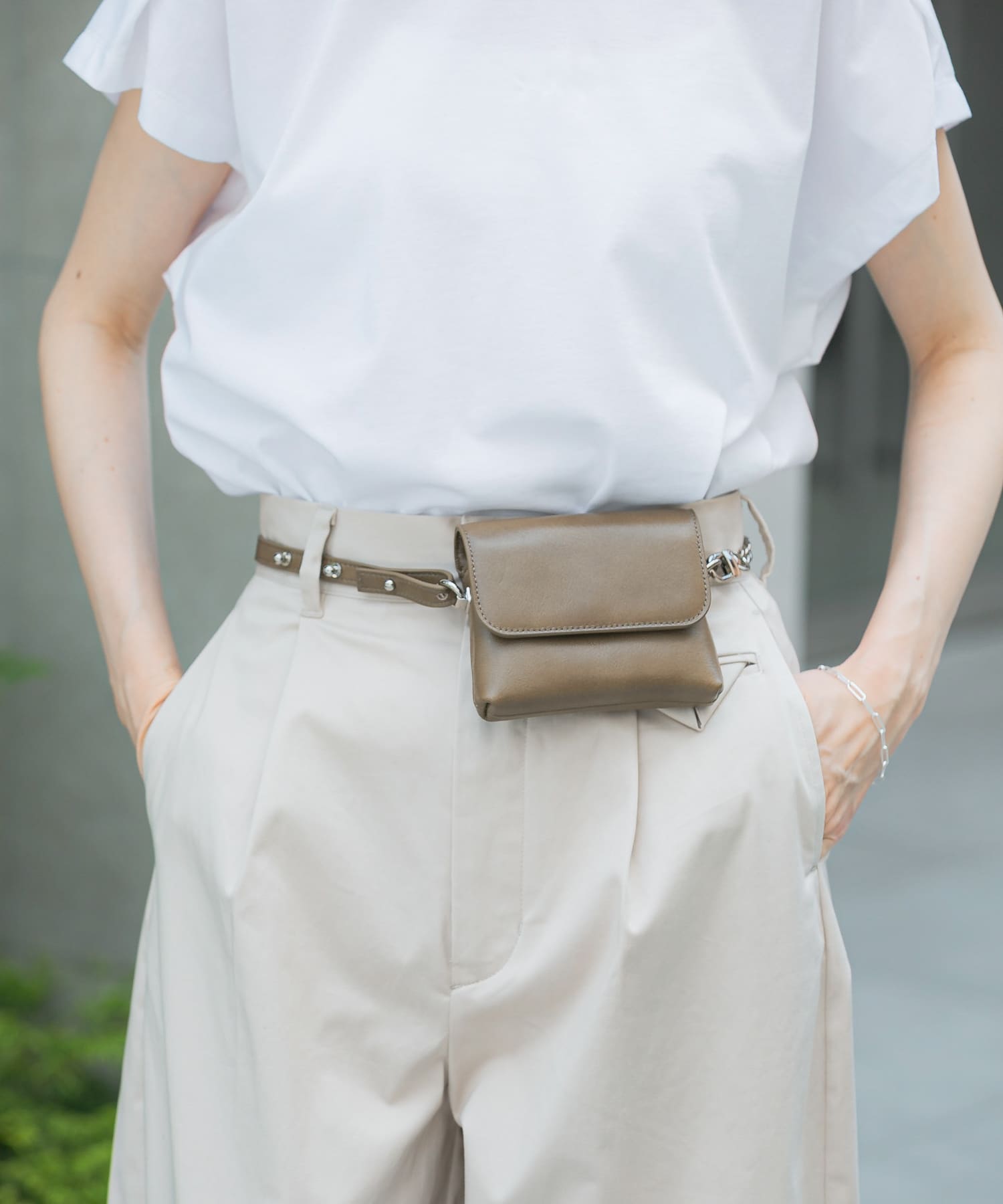 YENN　CHAIN BELT POUCH KHAKI FREE