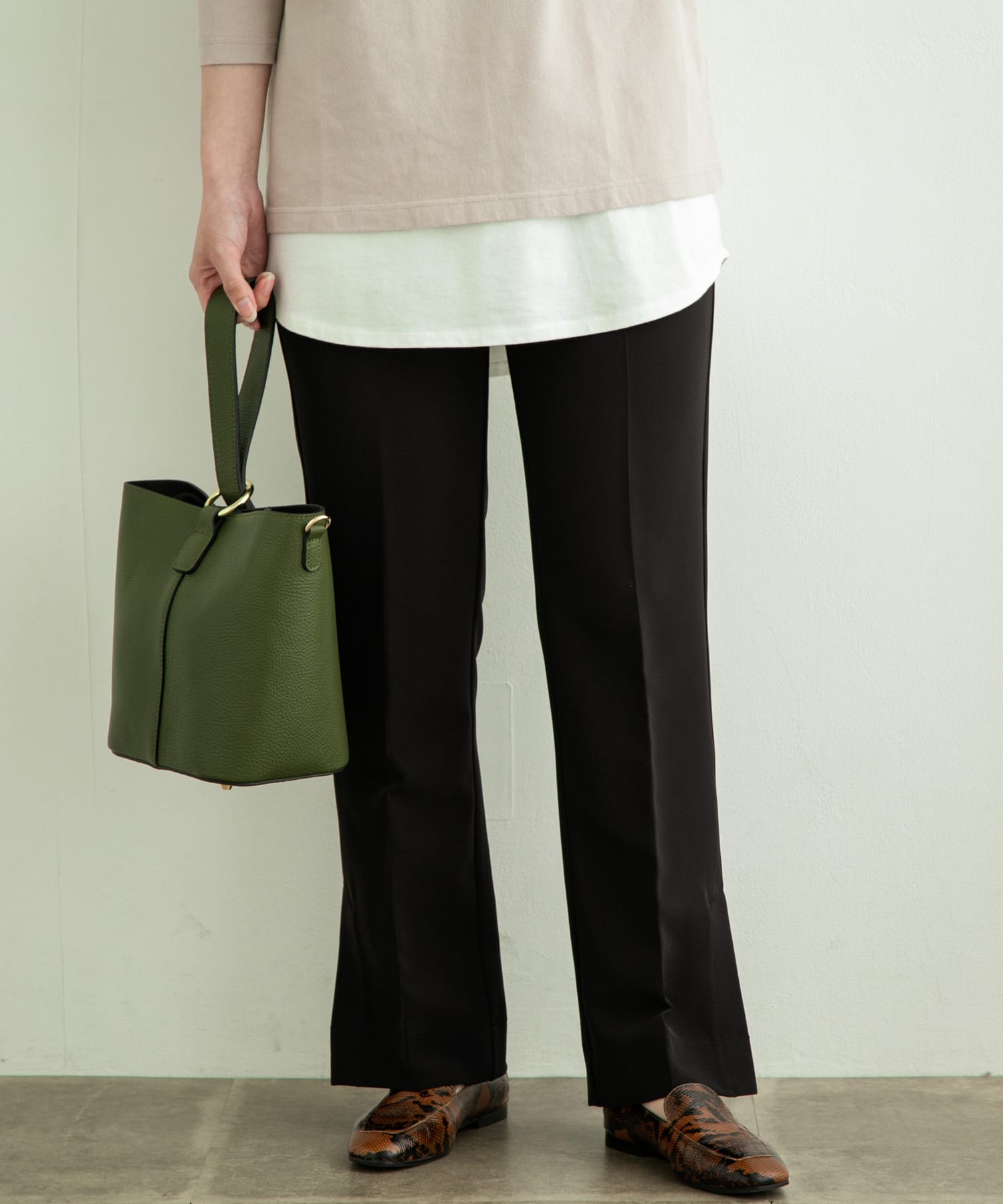 センタープレスフレアパンツ