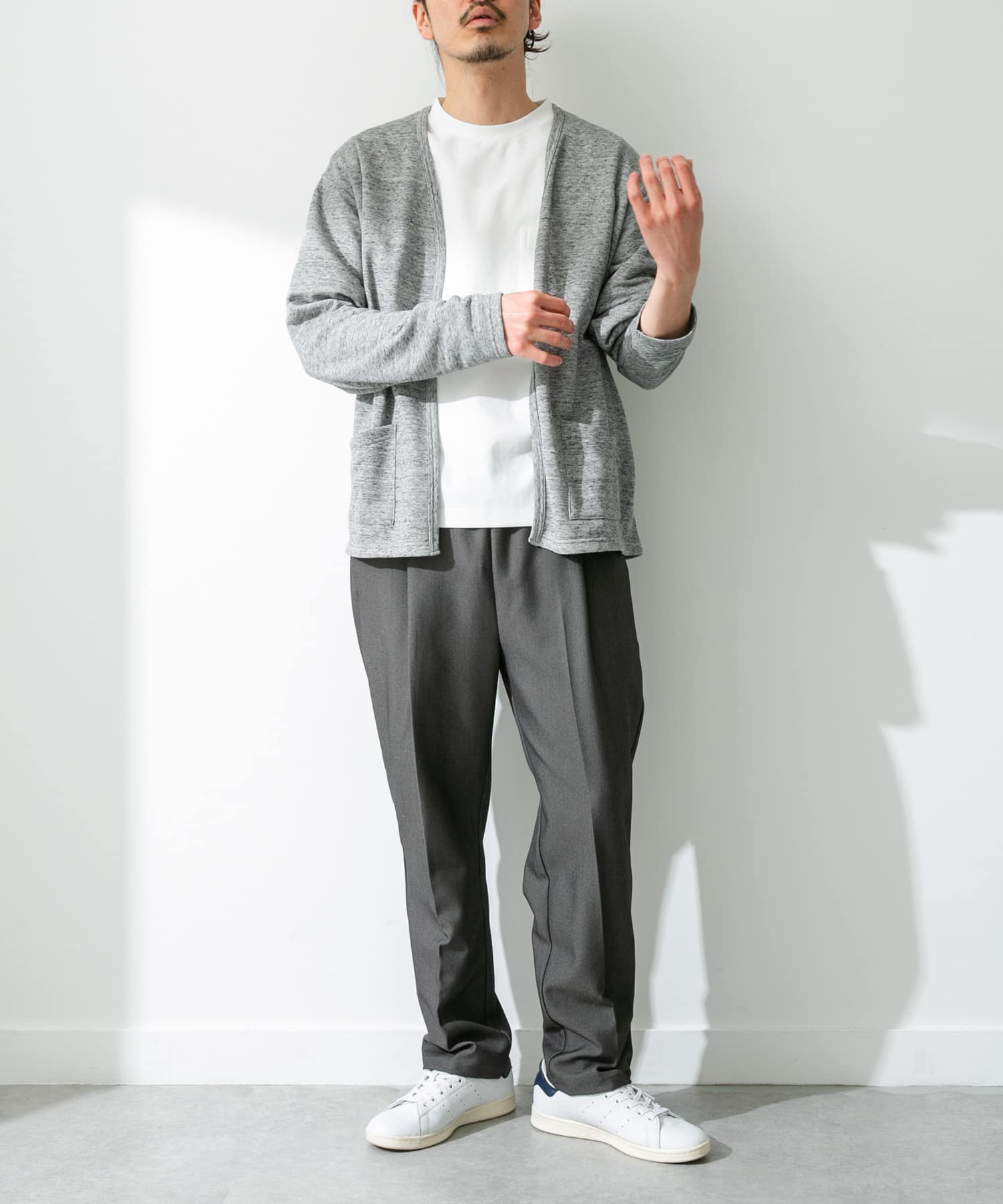 グレー