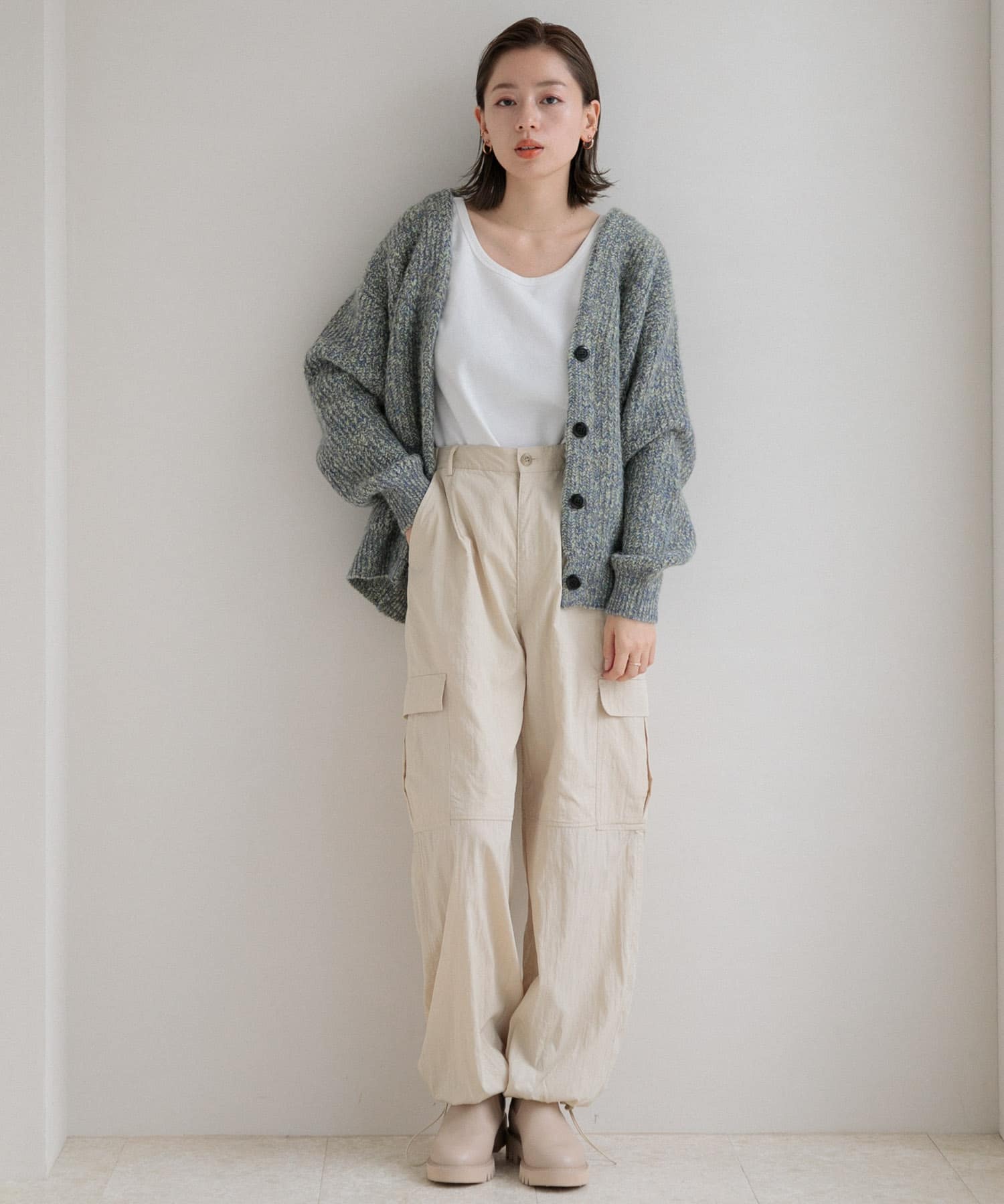 ベージュ
