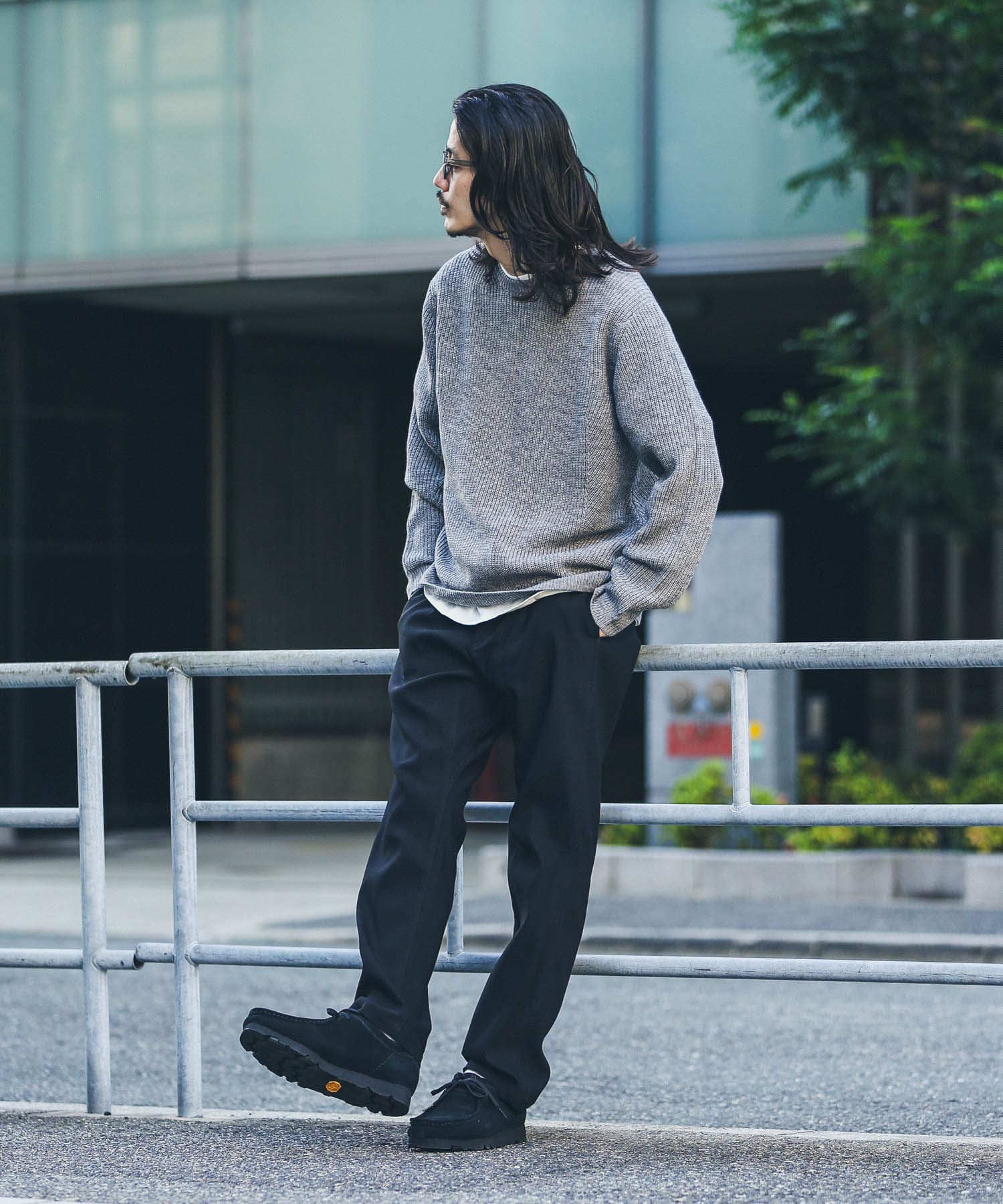 グレー