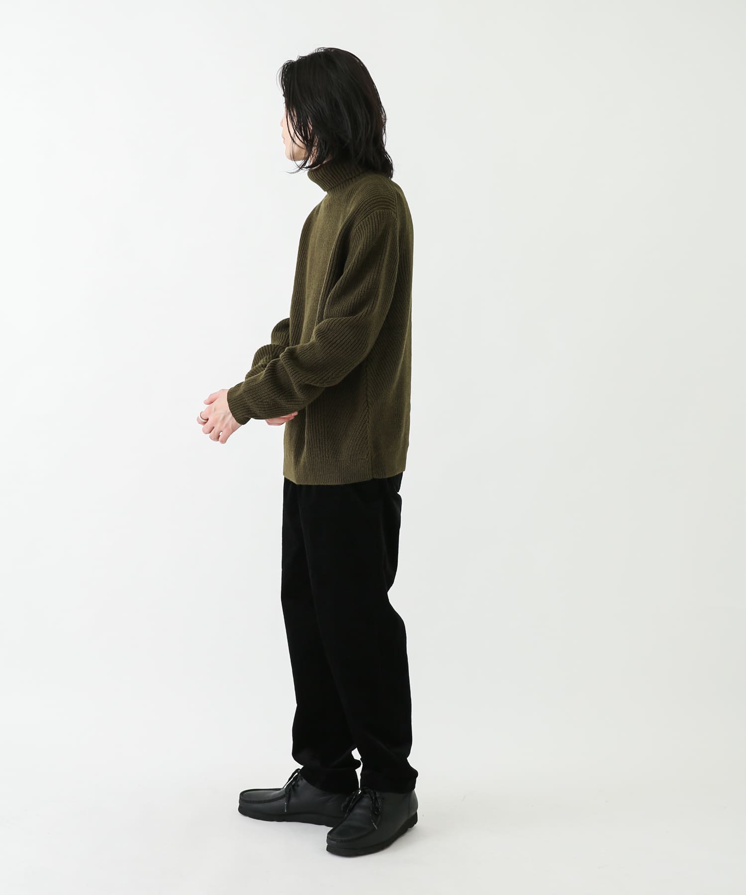 カーキ
