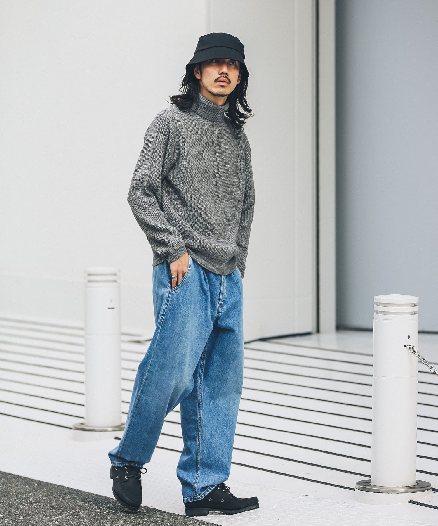 グレー