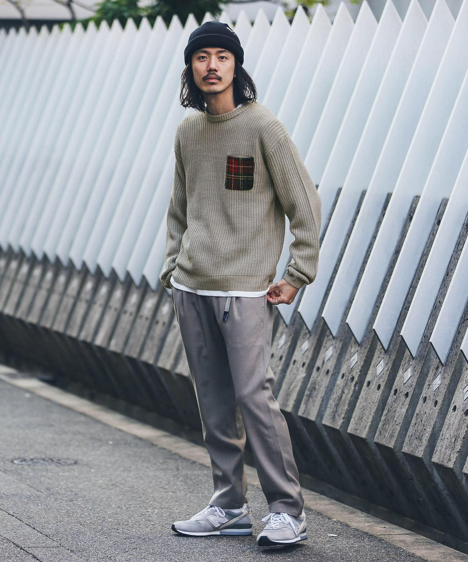 グレー