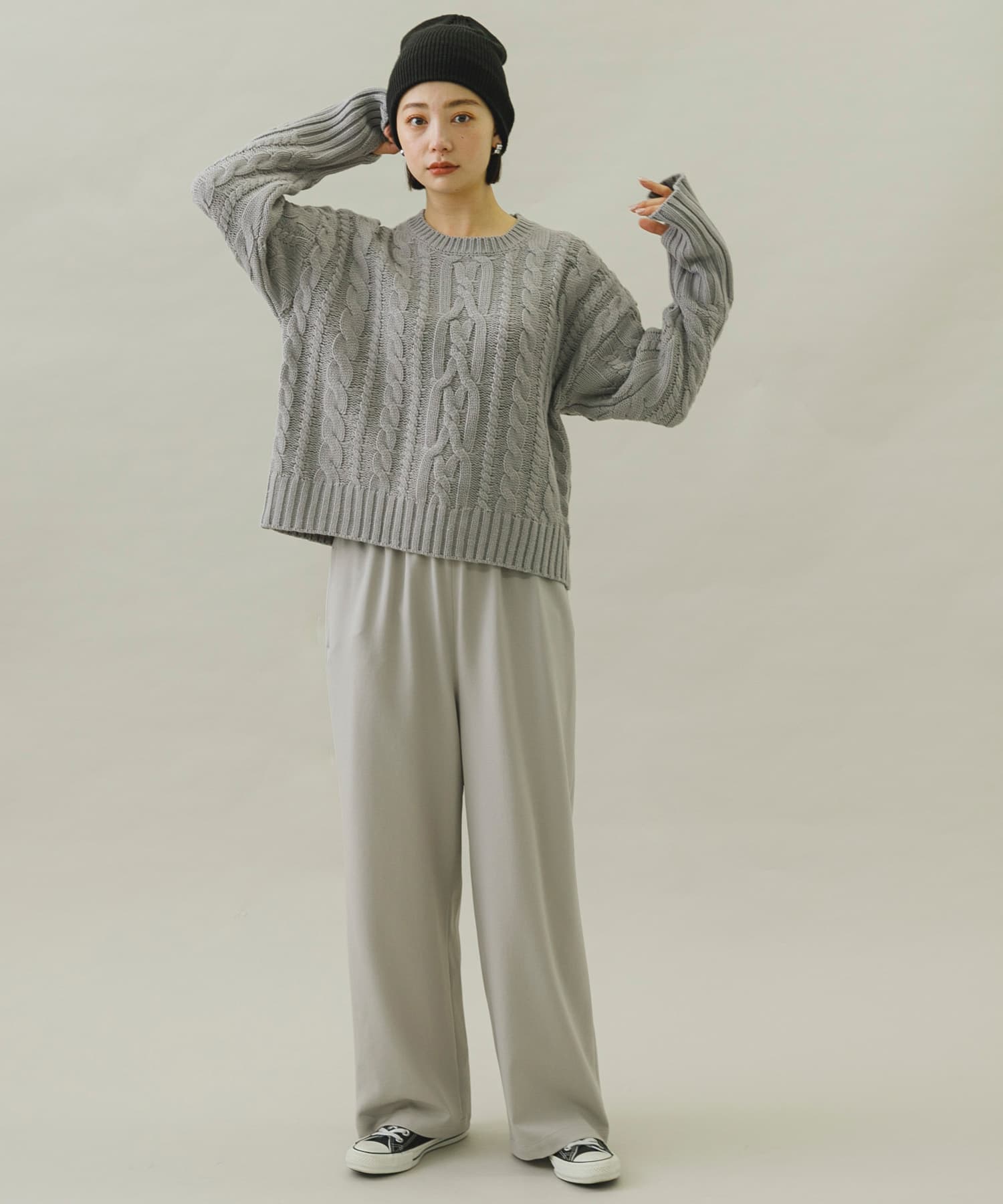 グレー