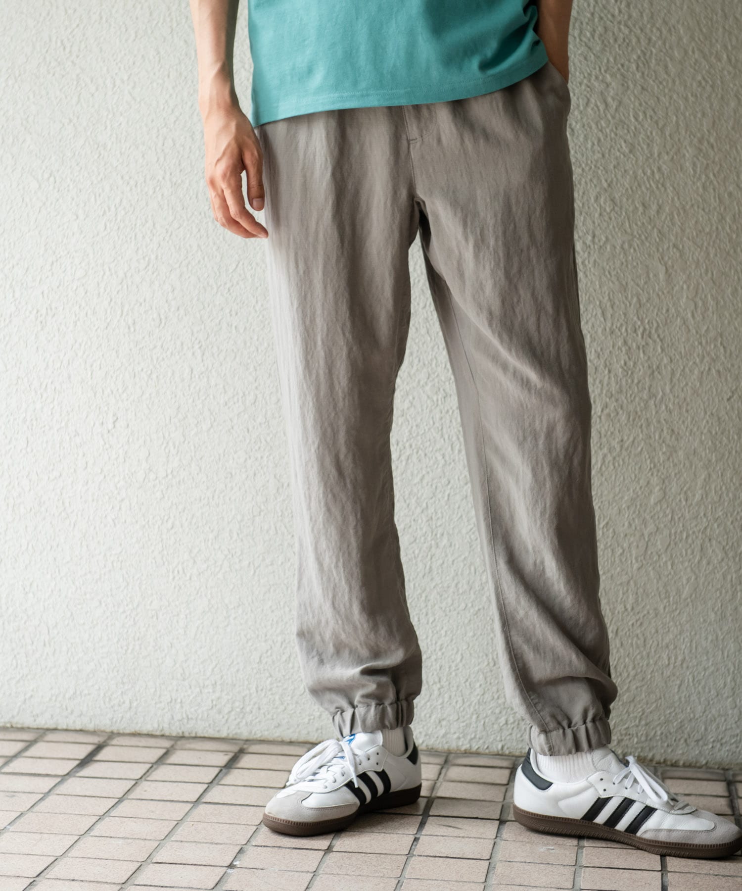 グレー