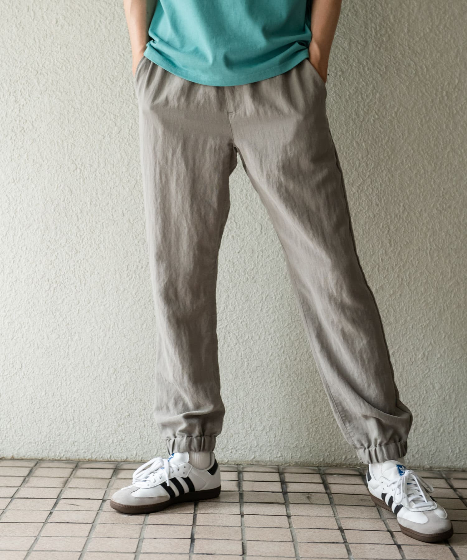 グレー