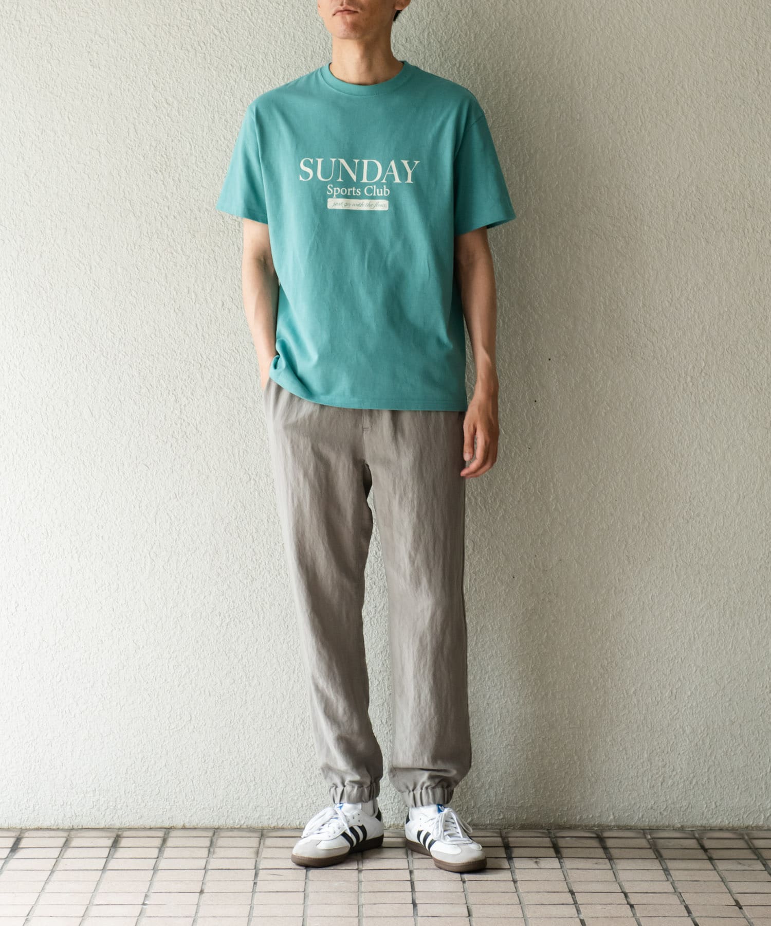 グレー