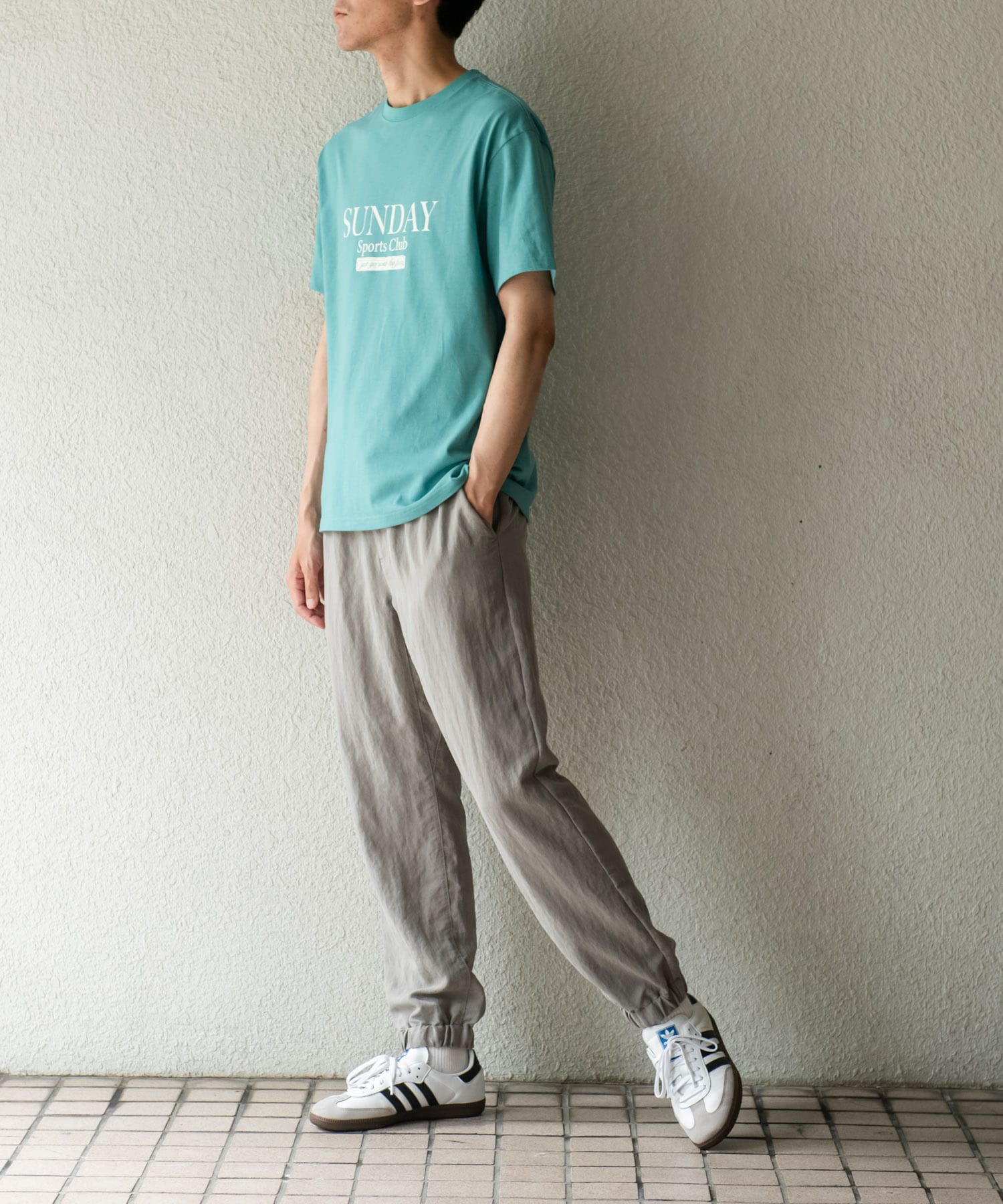 グレー