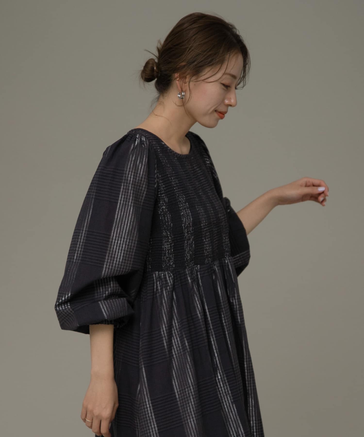 シャーリングシャイニーチェックワンピース(FREE ブラック系