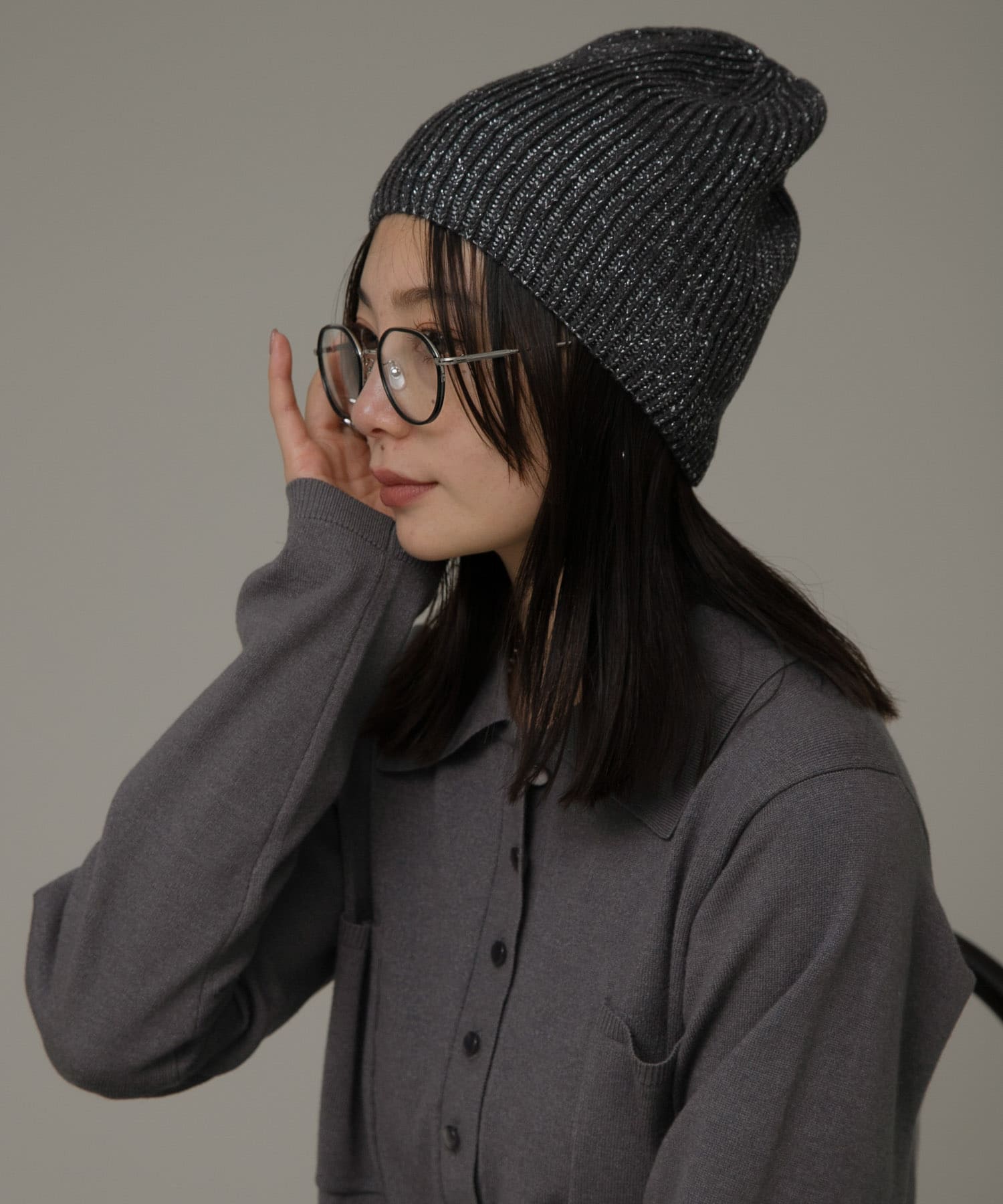 グレー