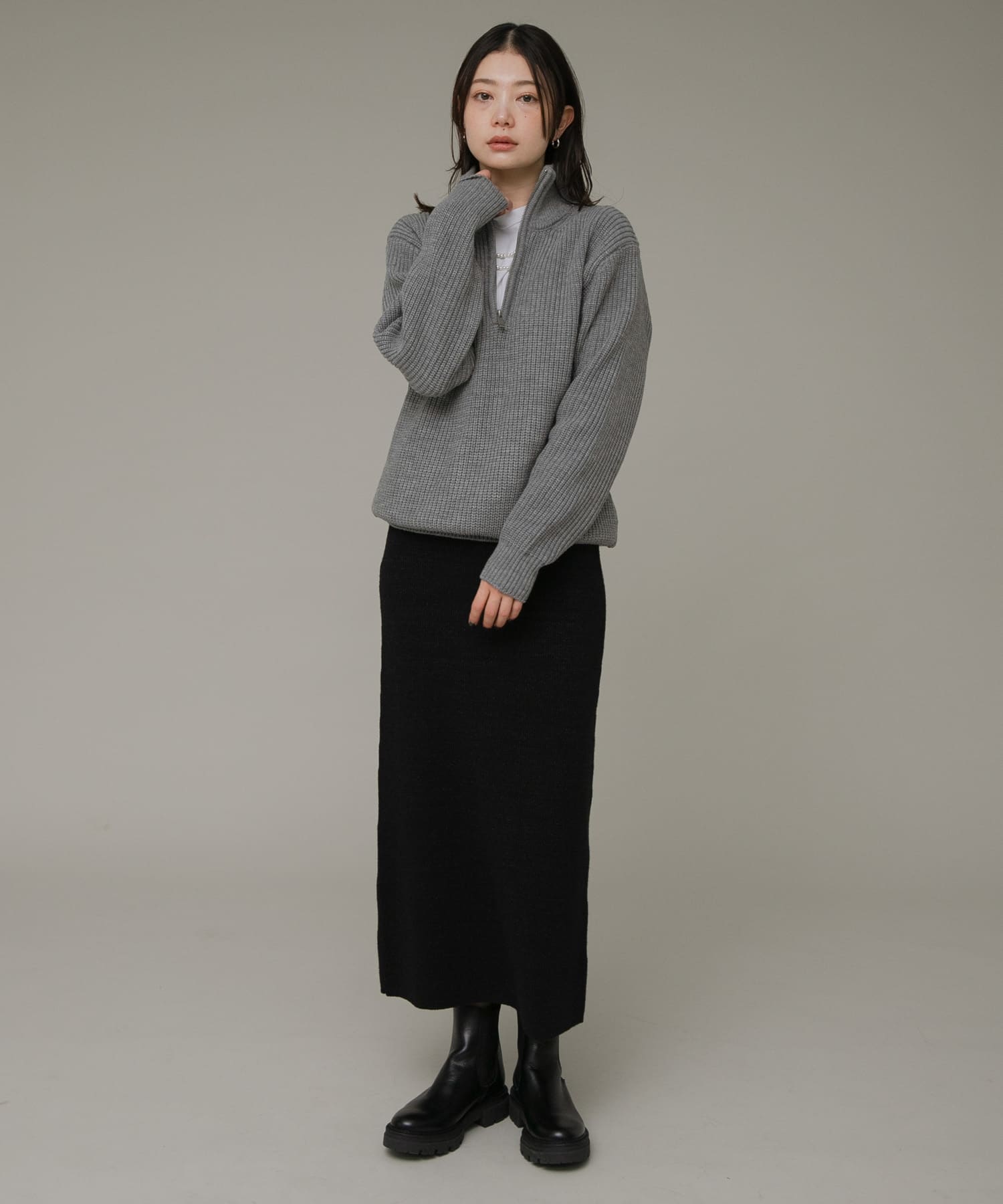 グレー