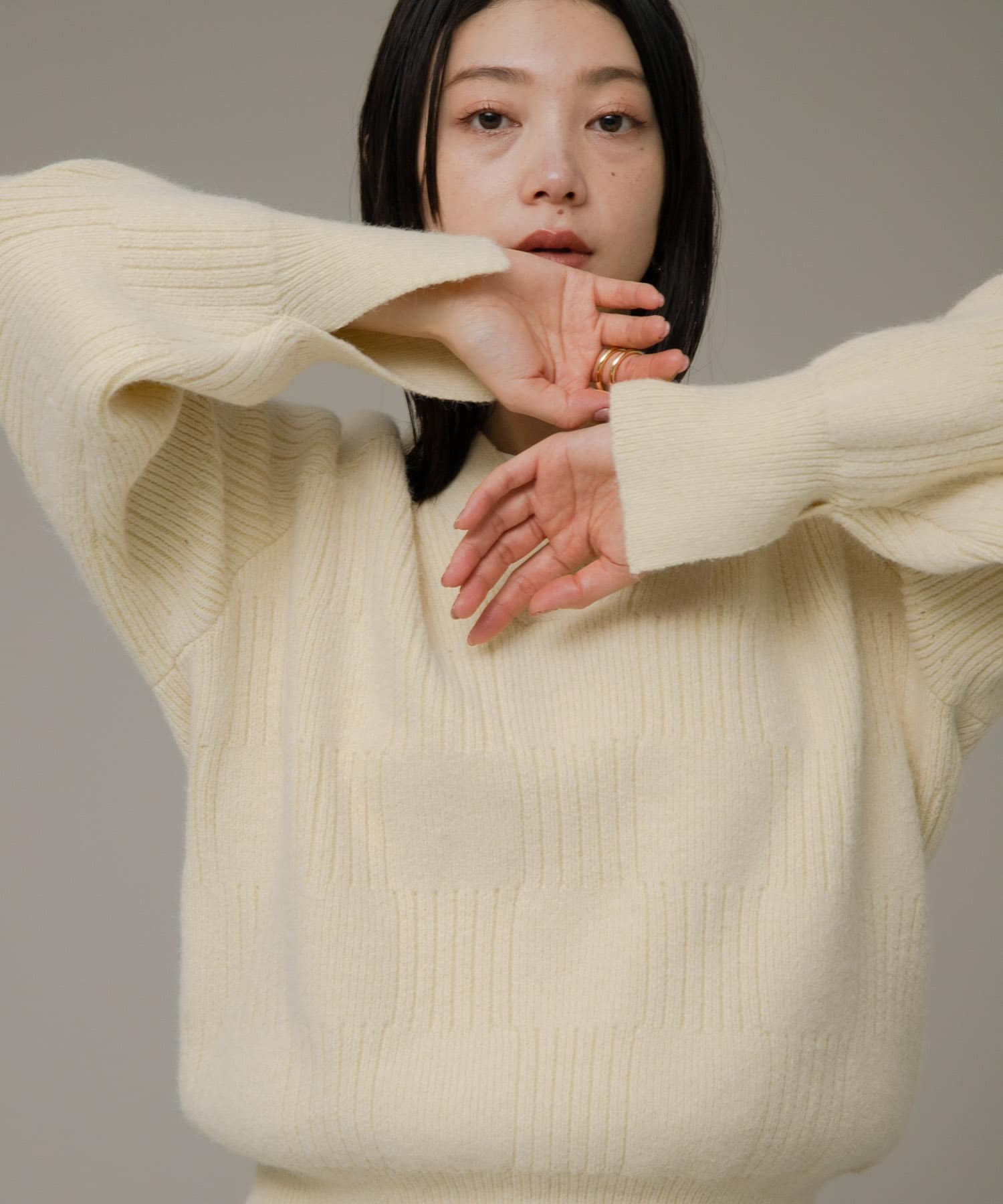 Vネック配色スクエアパターンニット