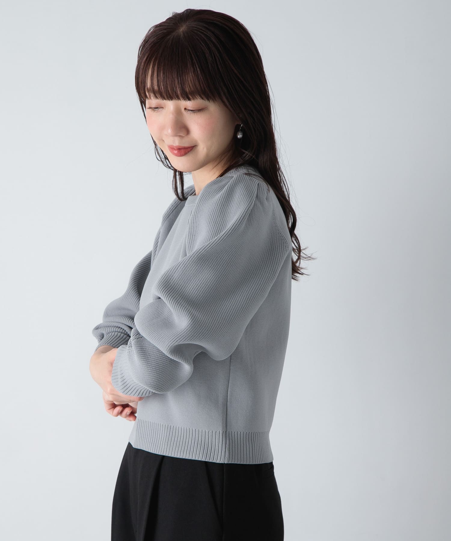 グレー