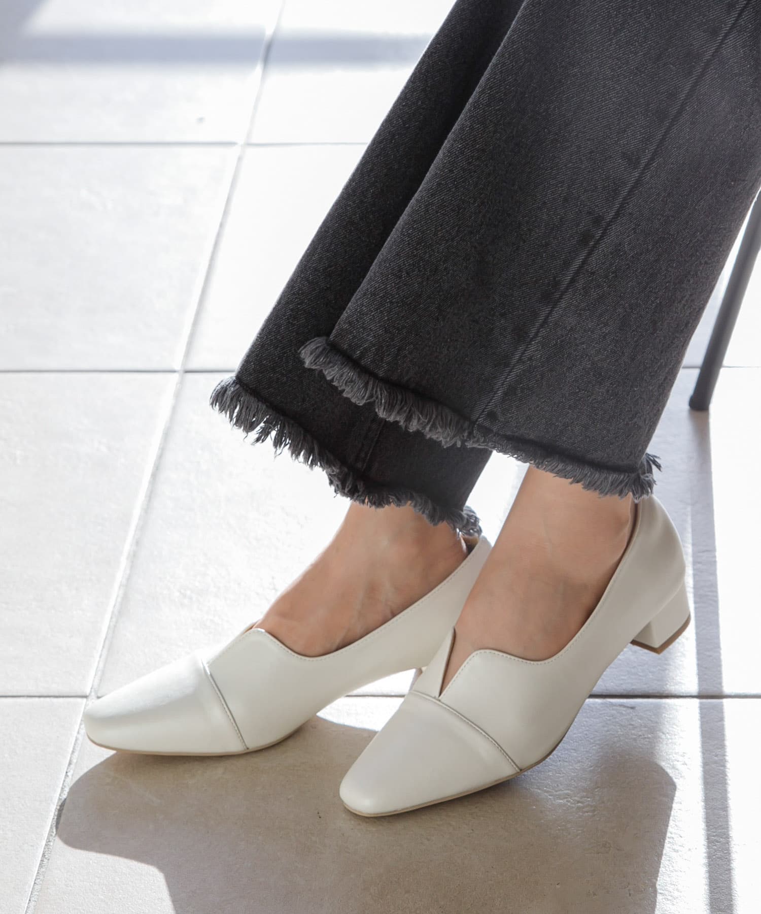 Vカットローヒールパンプス アイボリー S