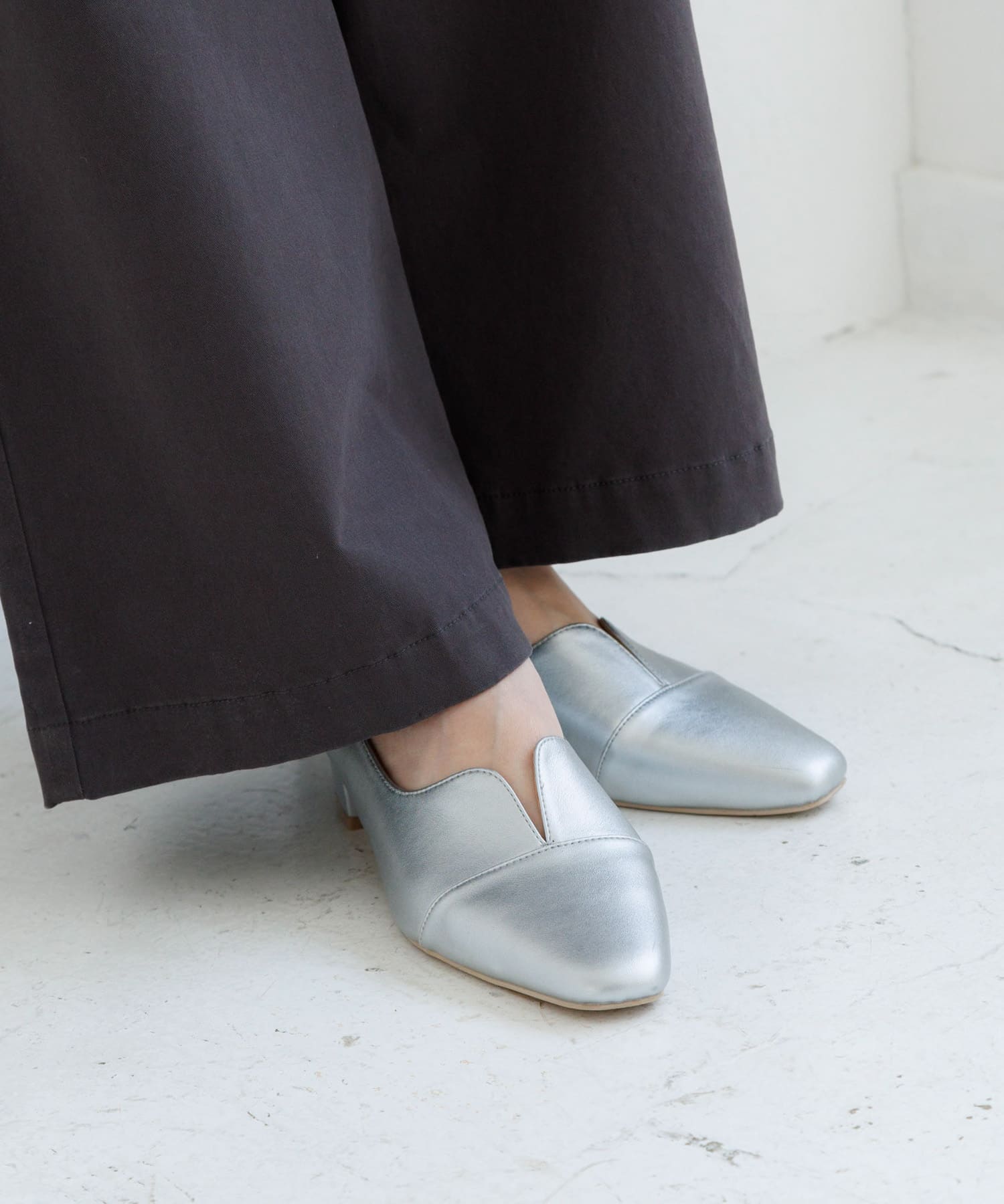 Vカットローヒールパンプス シルバー S