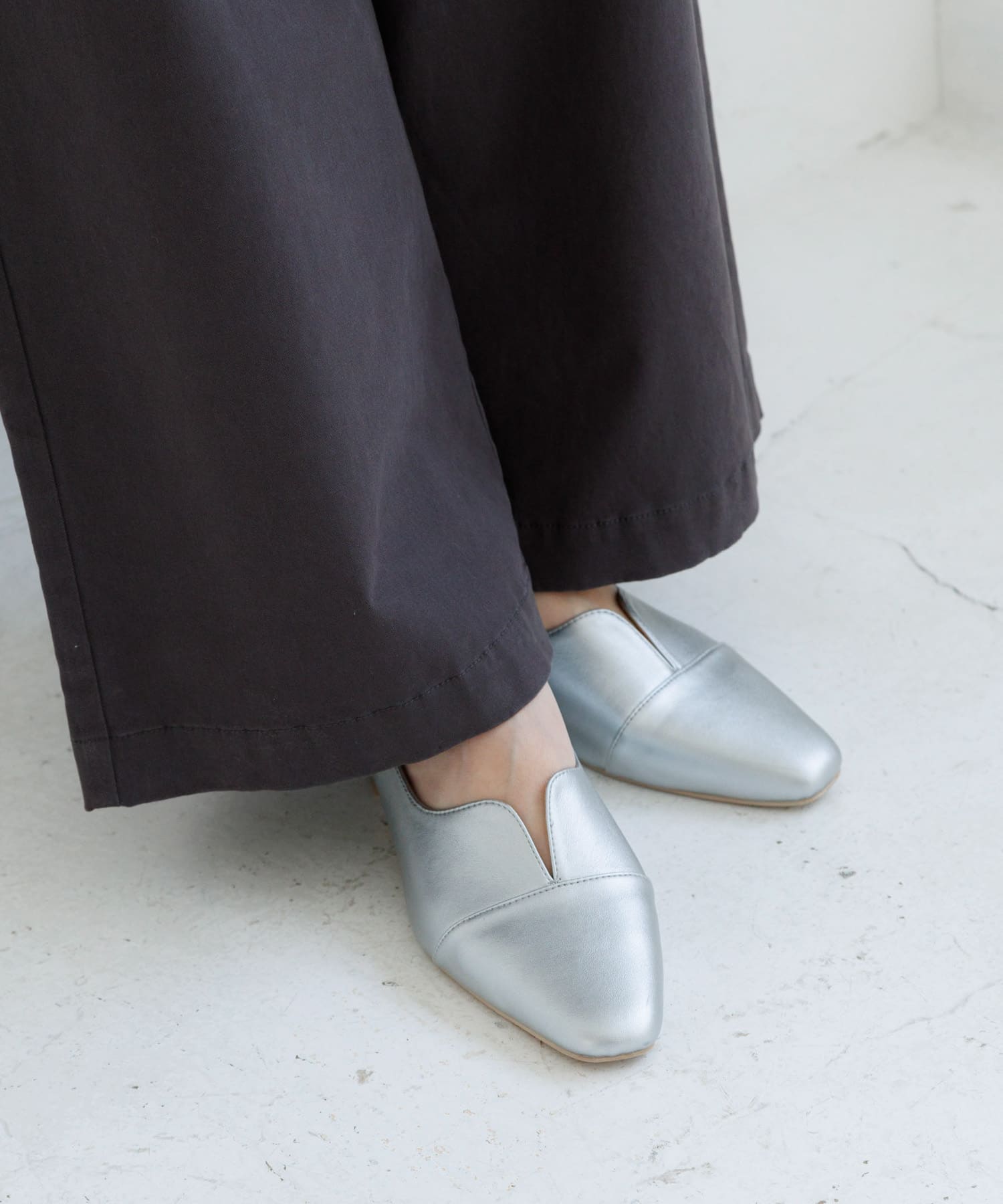 Vカットローヒールパンプス シルバー S