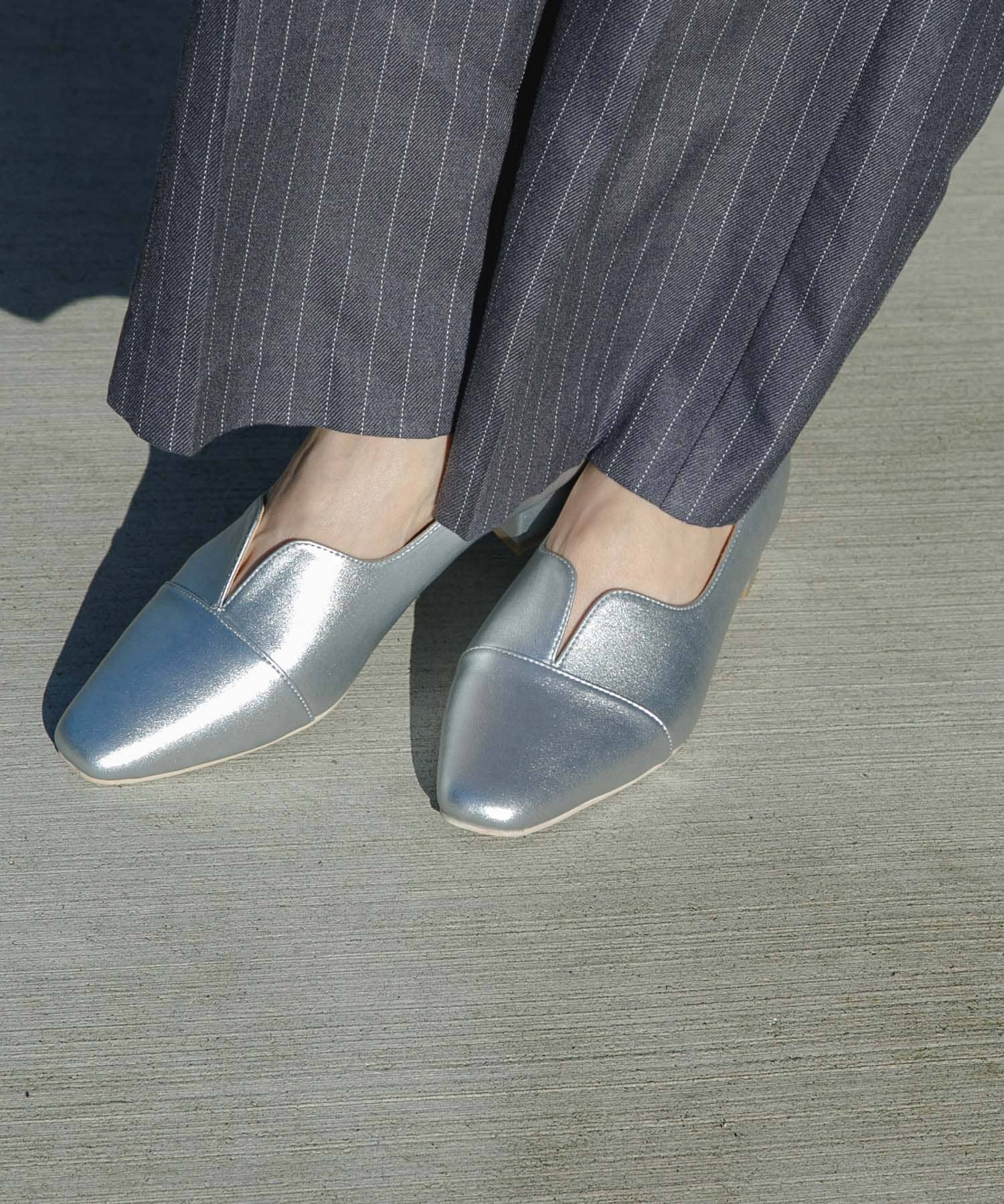 Vカットローヒールパンプス シルバー S