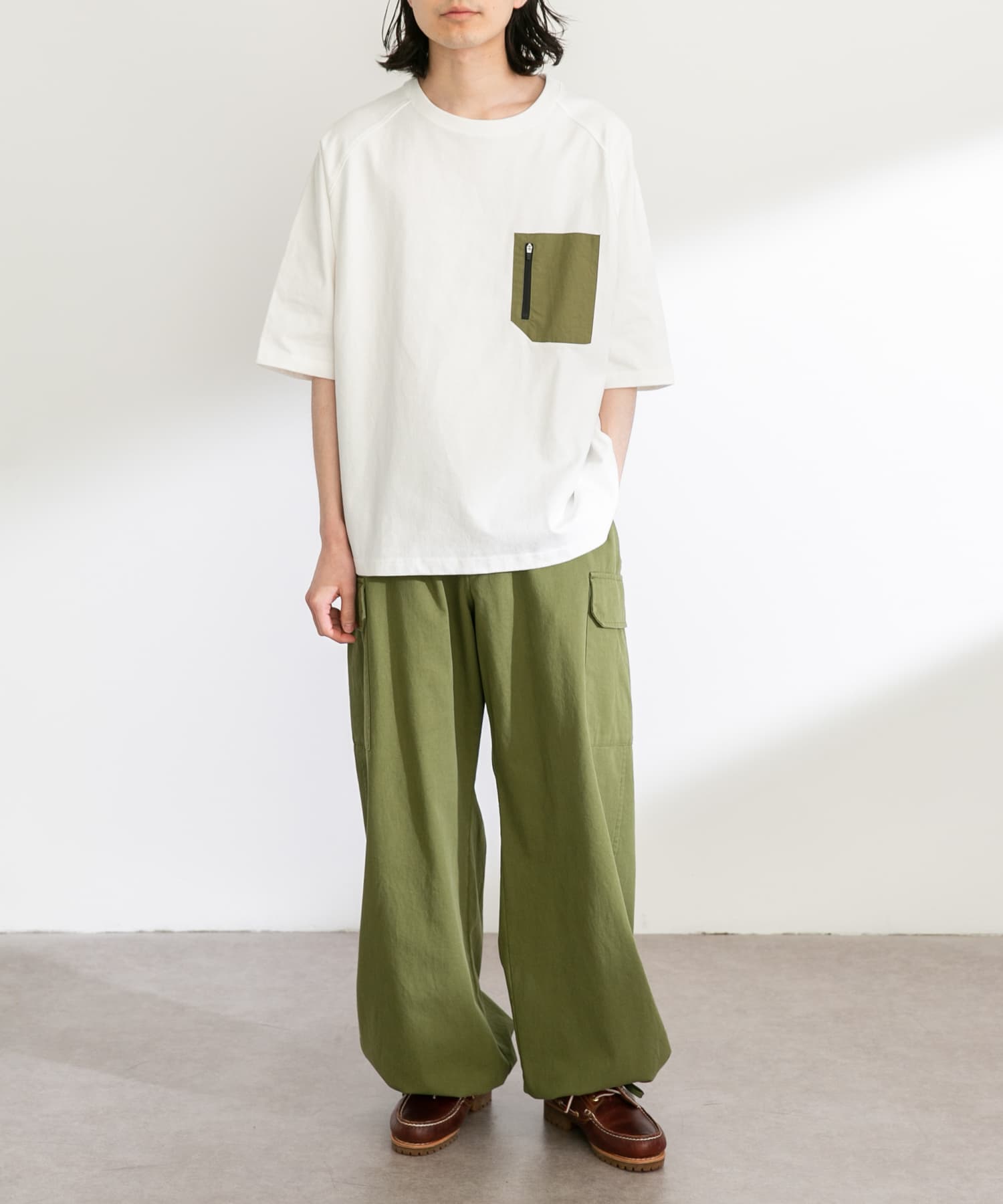 ホワイト×カーキ