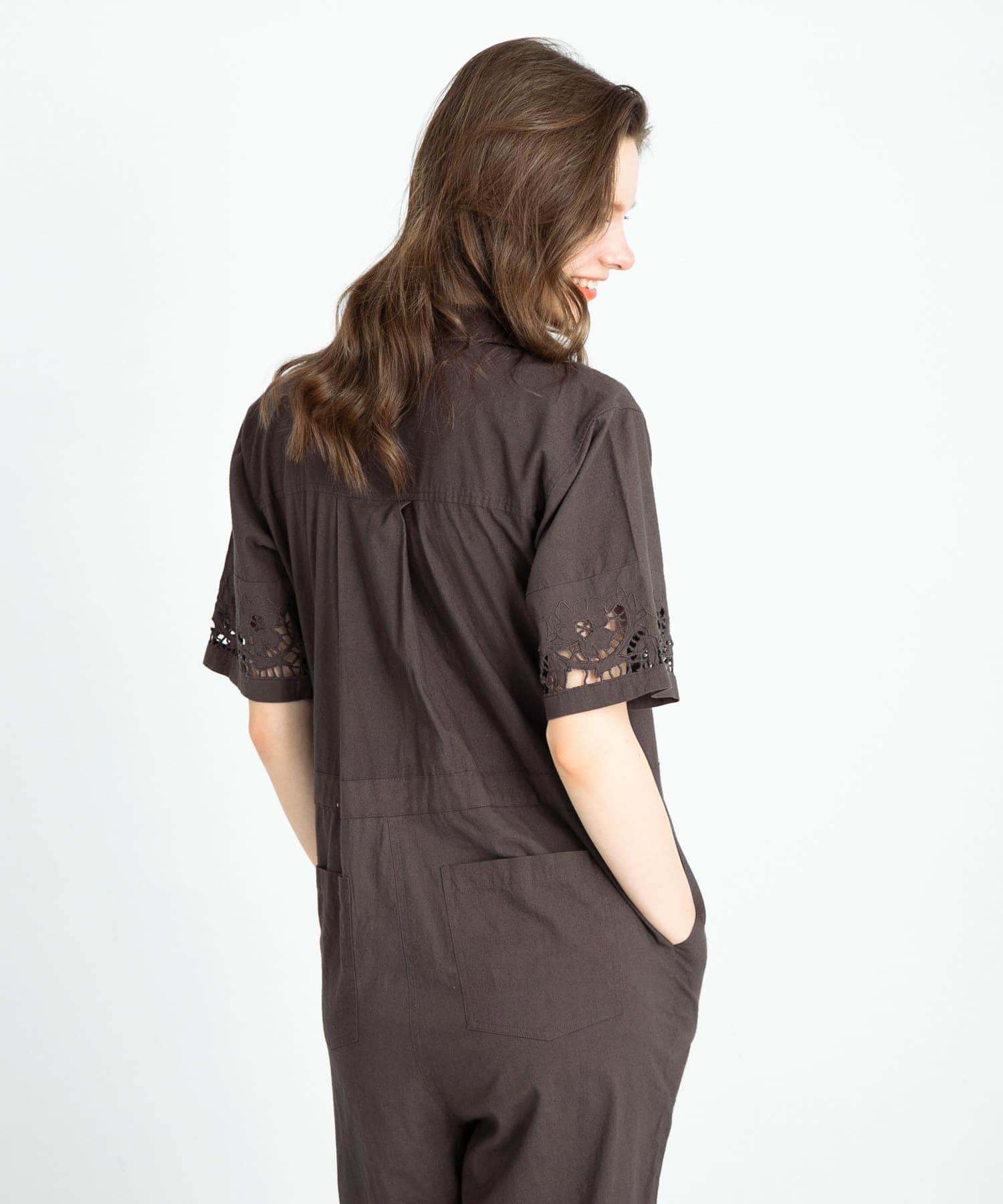 チャコールブラウン