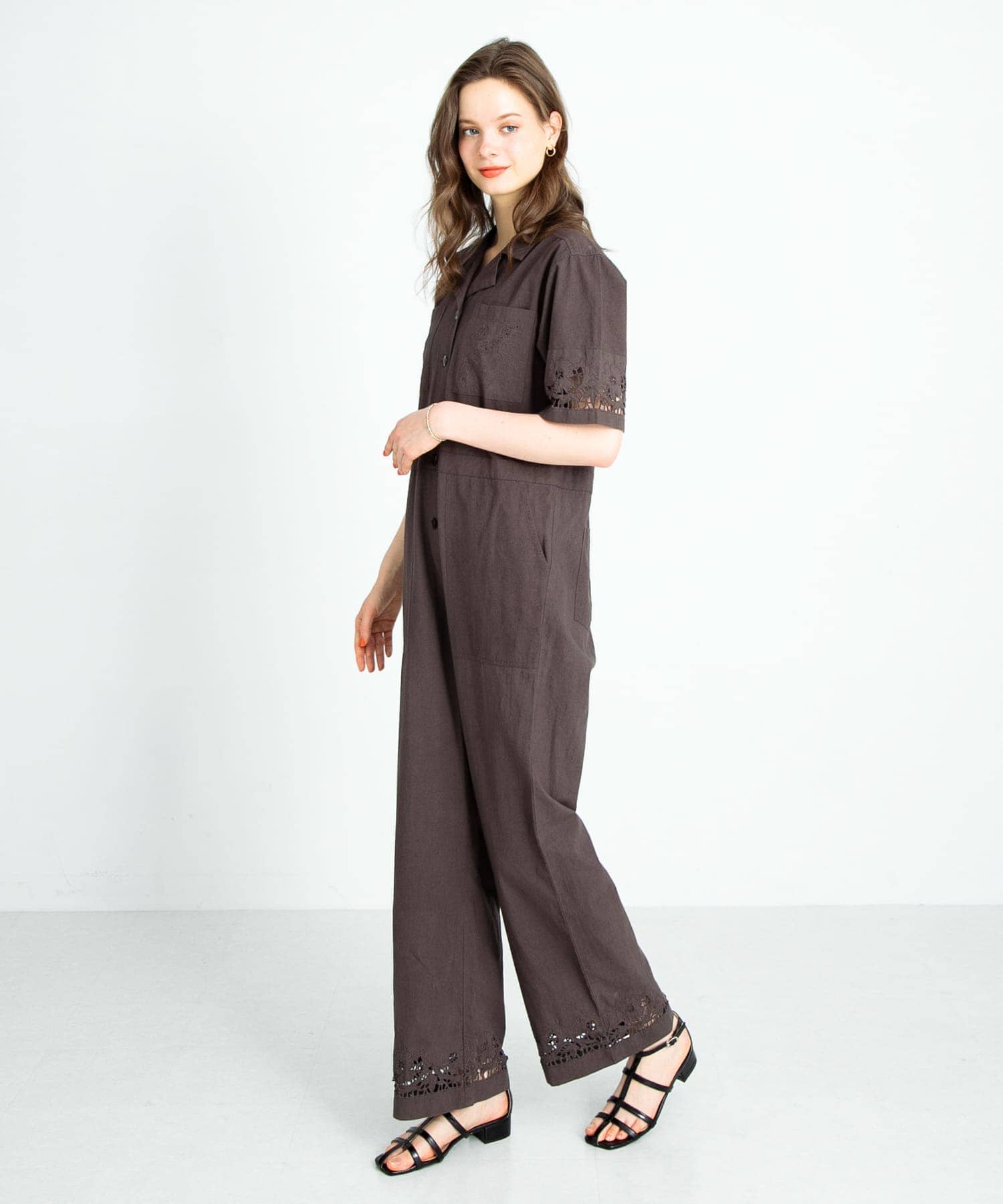 チャコールブラウン