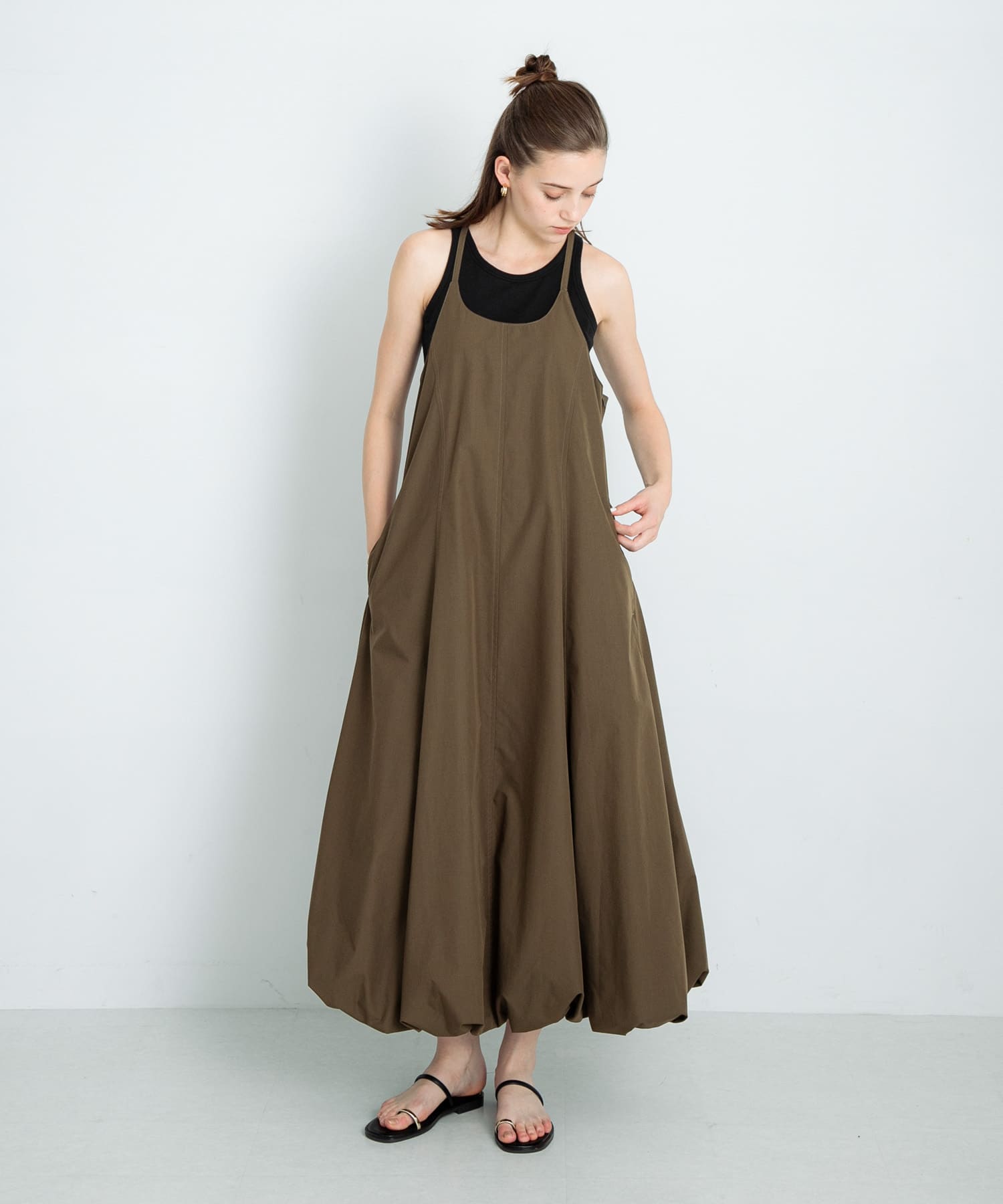 ブラウンカーキ