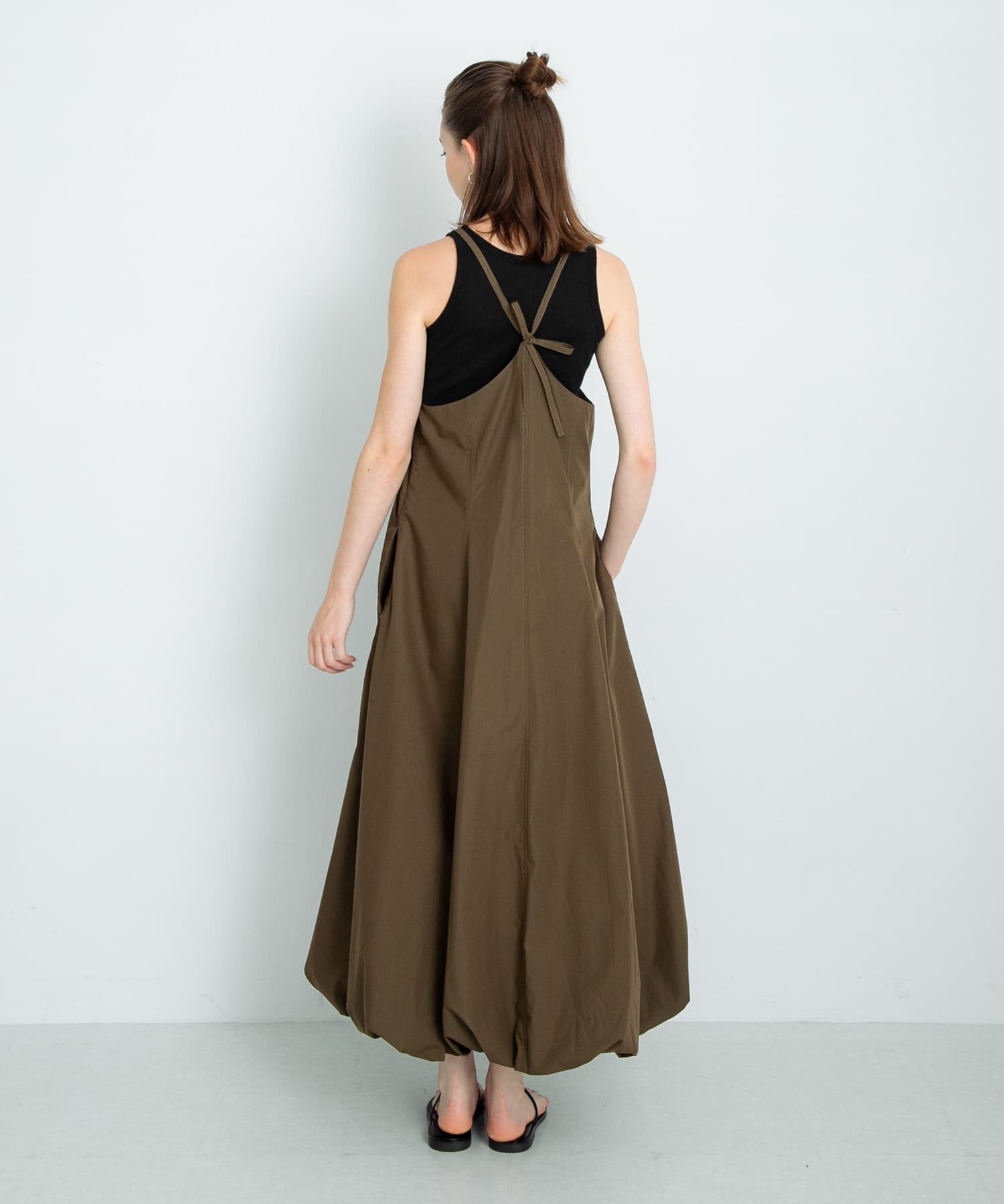 ブラウンカーキ