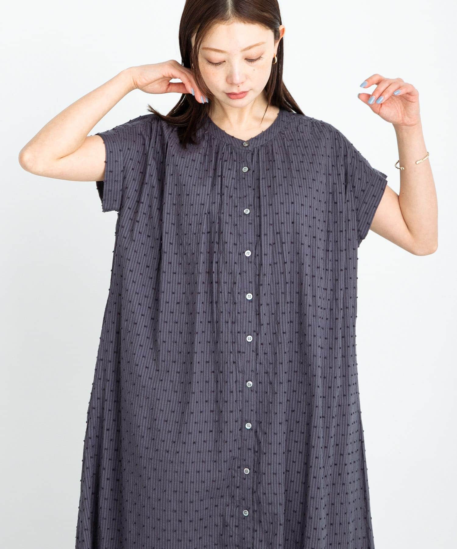 チャコールグレー