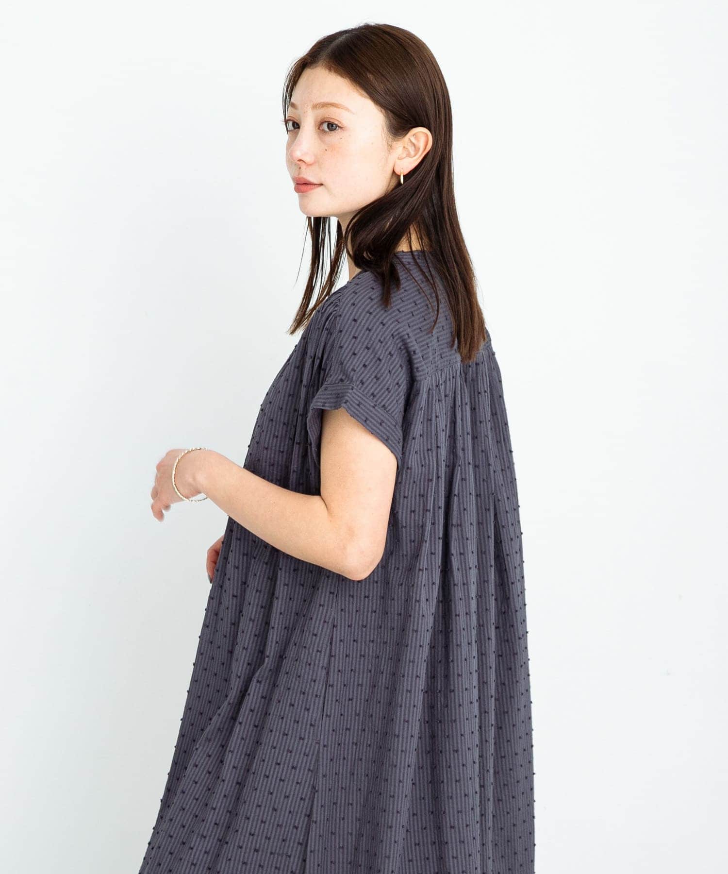 チャコールグレー