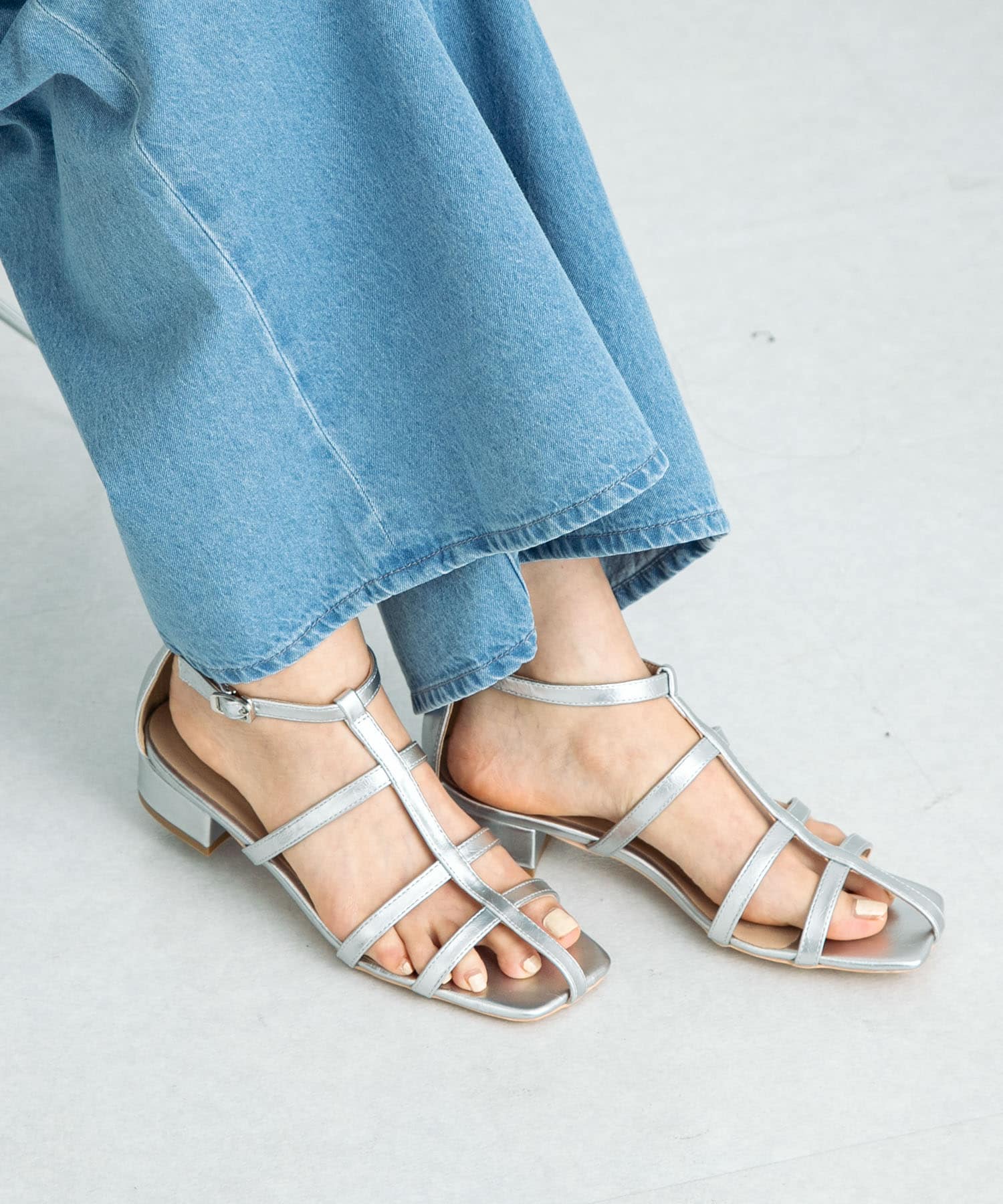 ナローストラップサンダル