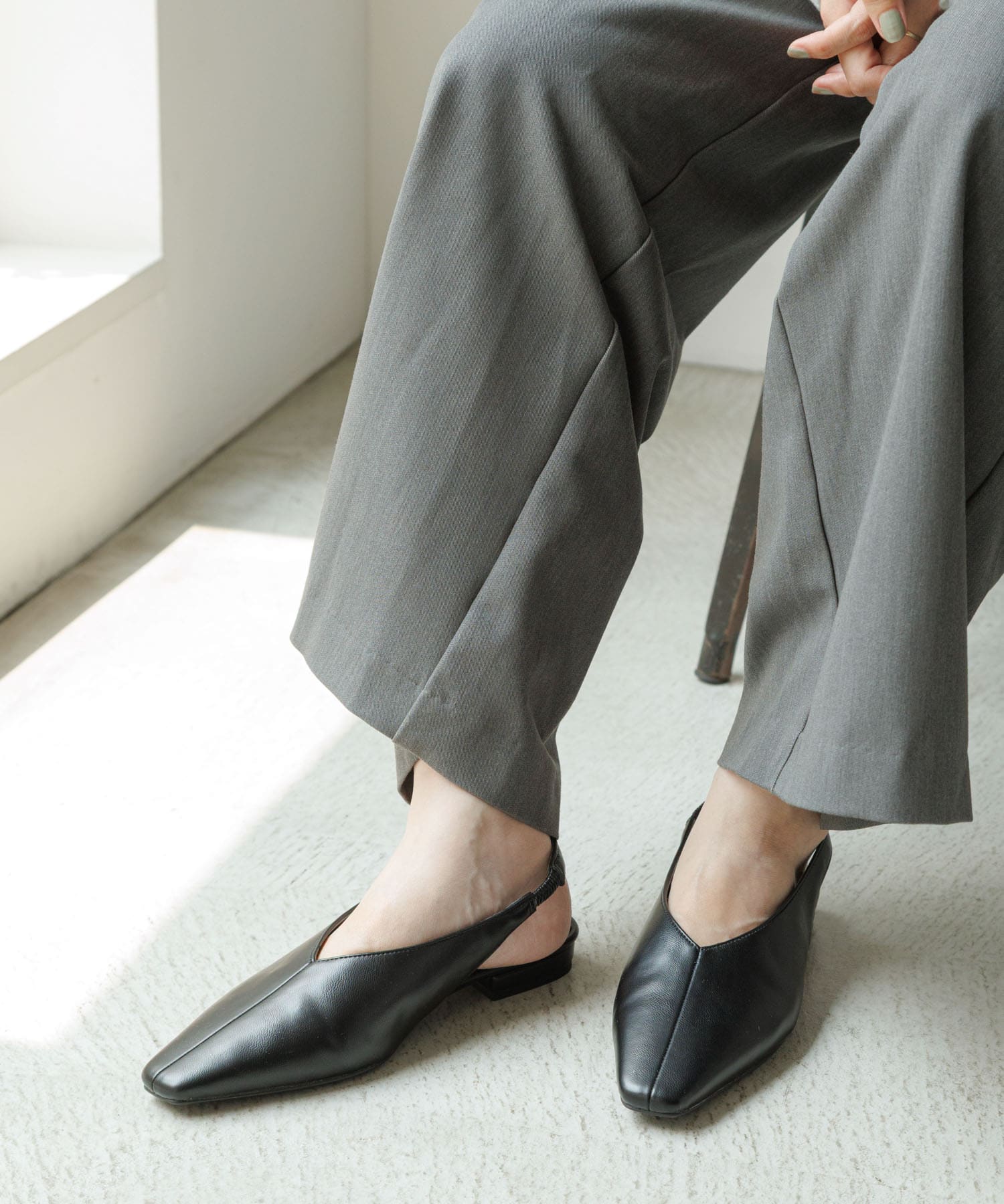 バックストラップスクエアパンプス