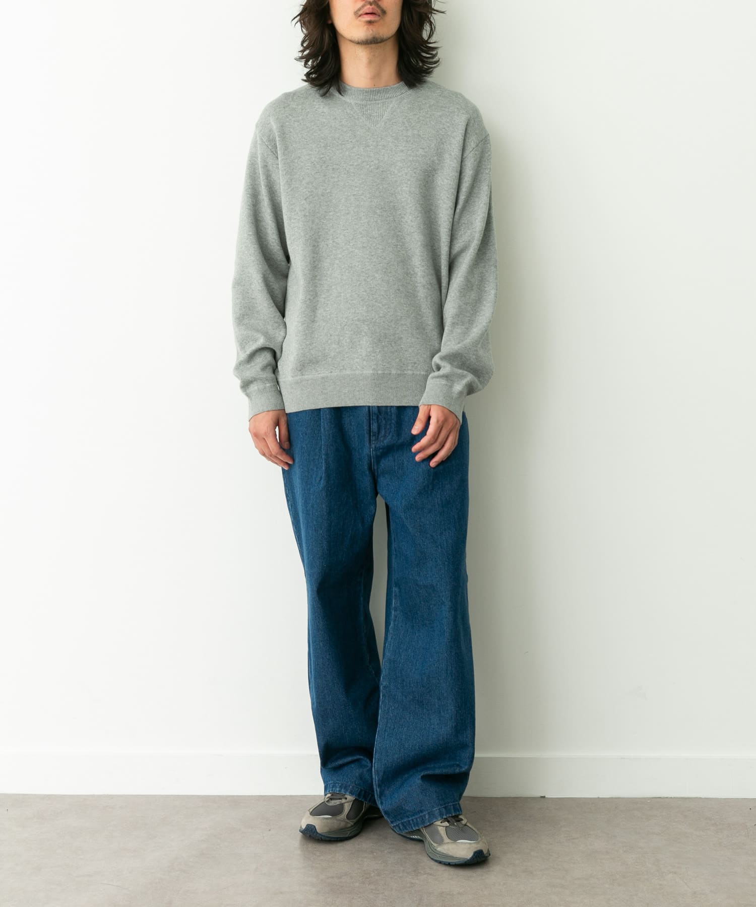 グレー