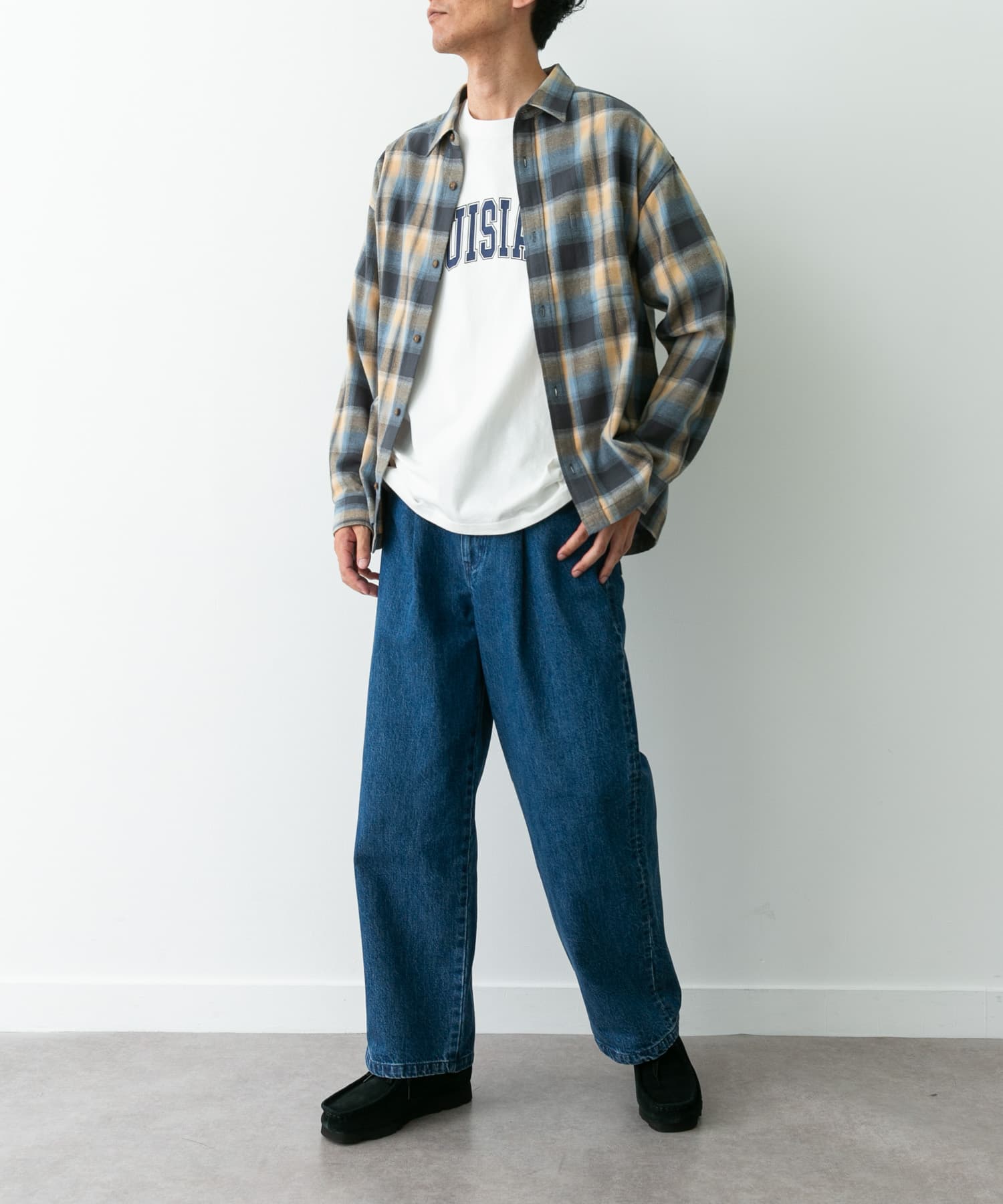 グレー