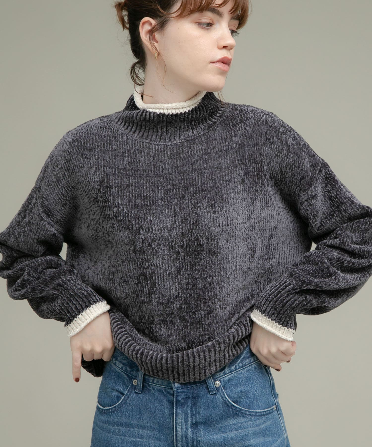 チャコールグレー