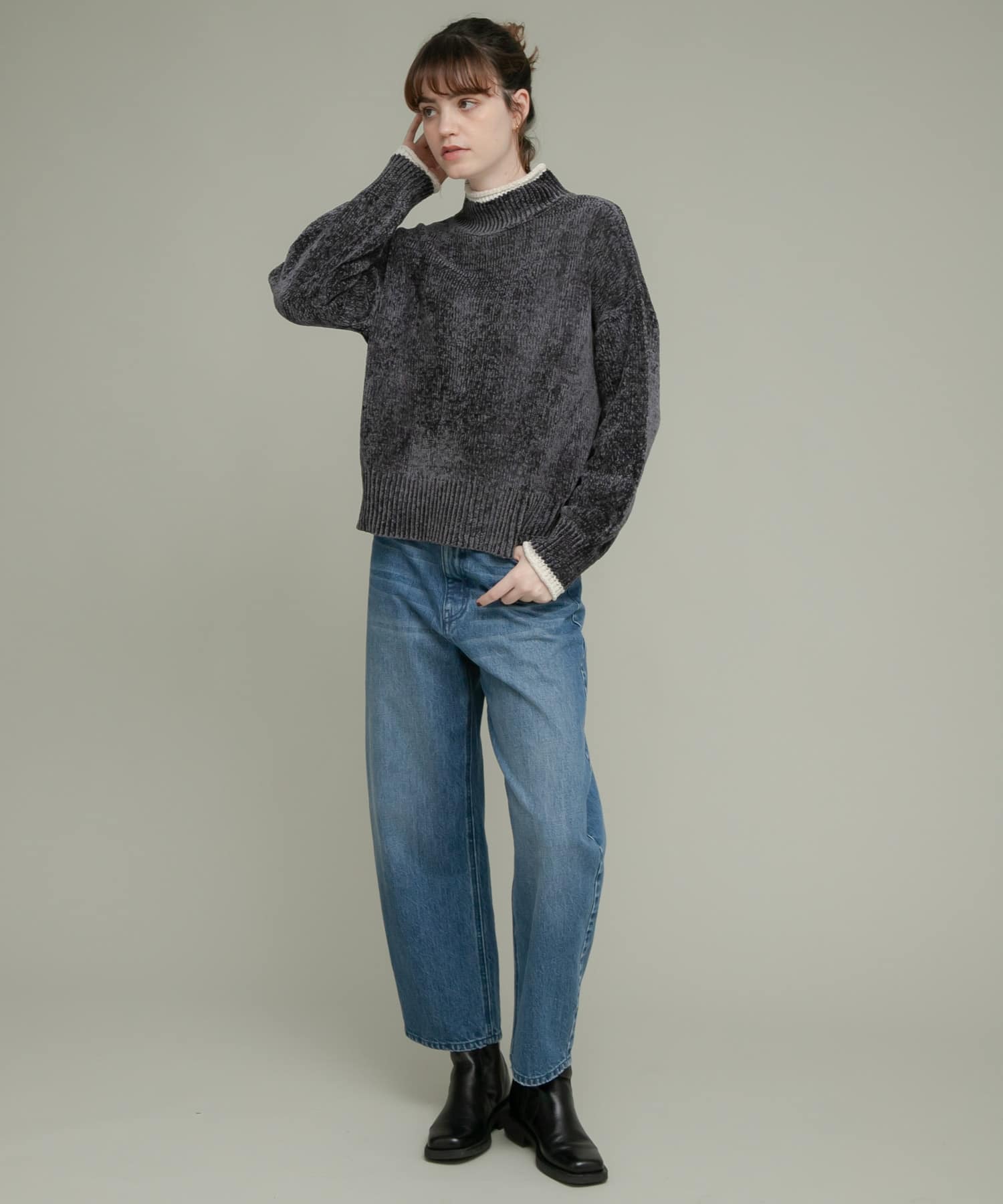 チャコールグレー