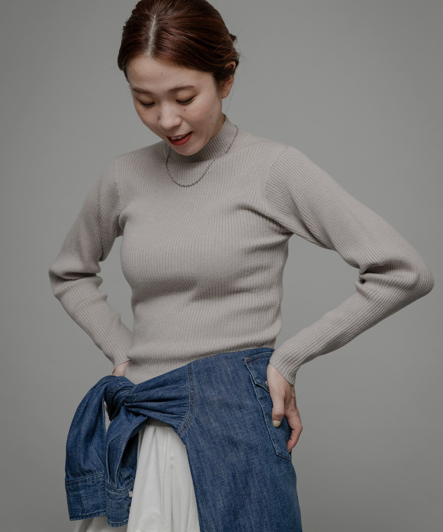 グレー