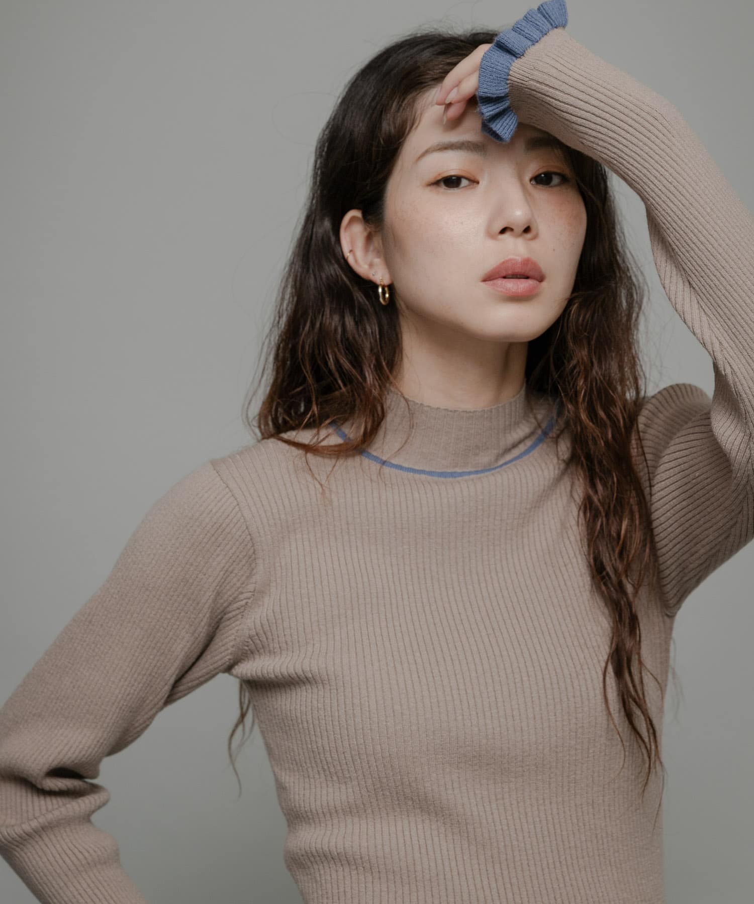 袖口フリルハイネックプルオーバー