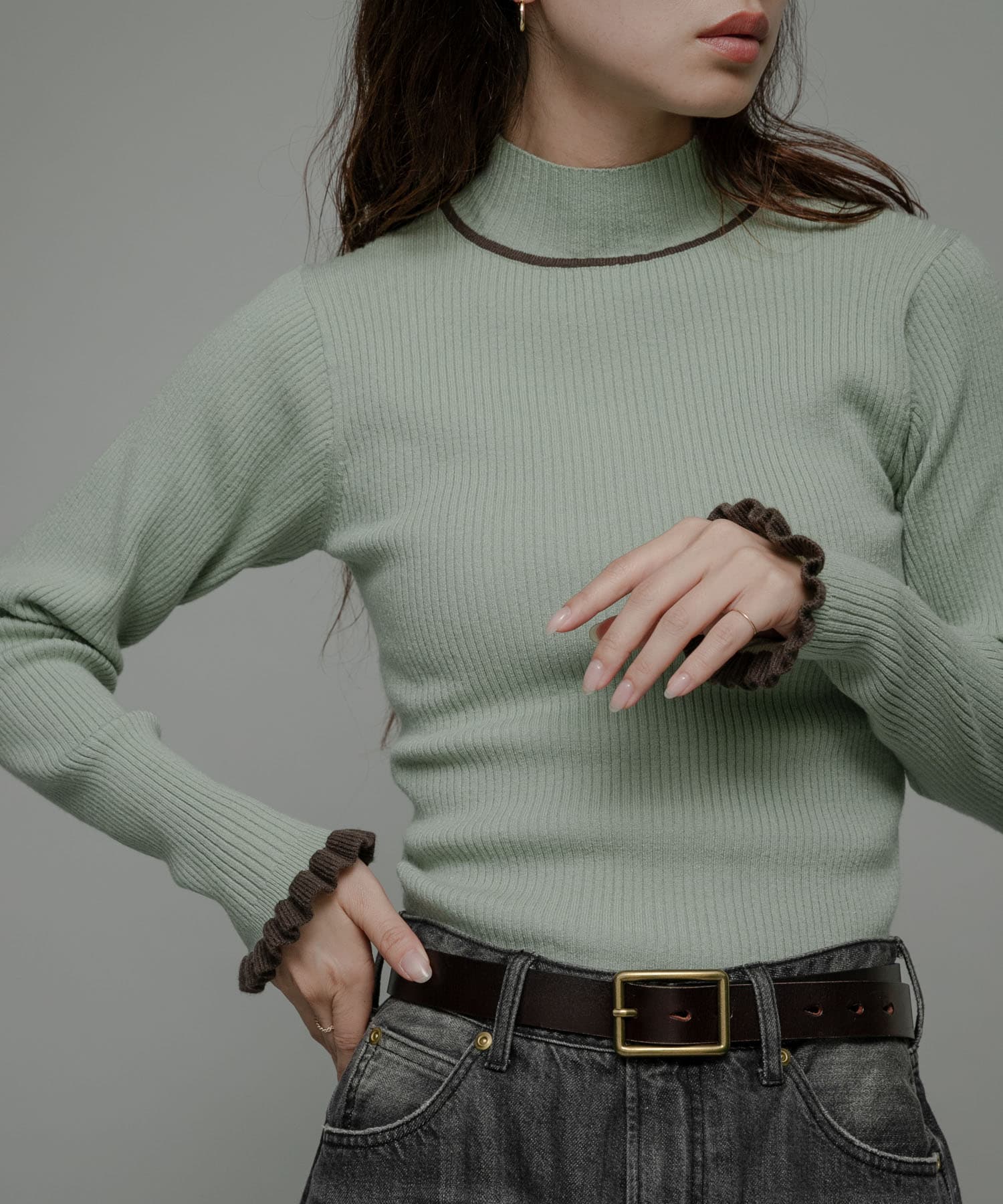 袖口フリルハイネックプルオーバー