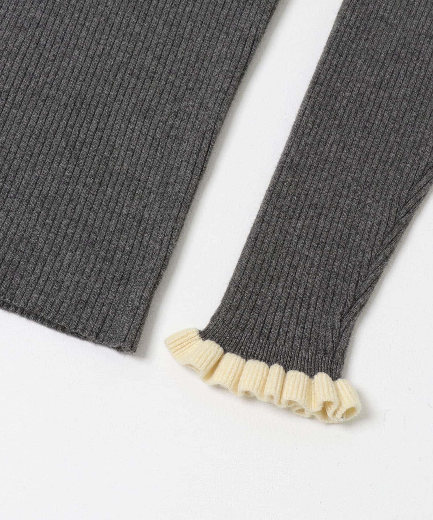 袖口フリルハイネックプルオーバー GRYxOFF FREE