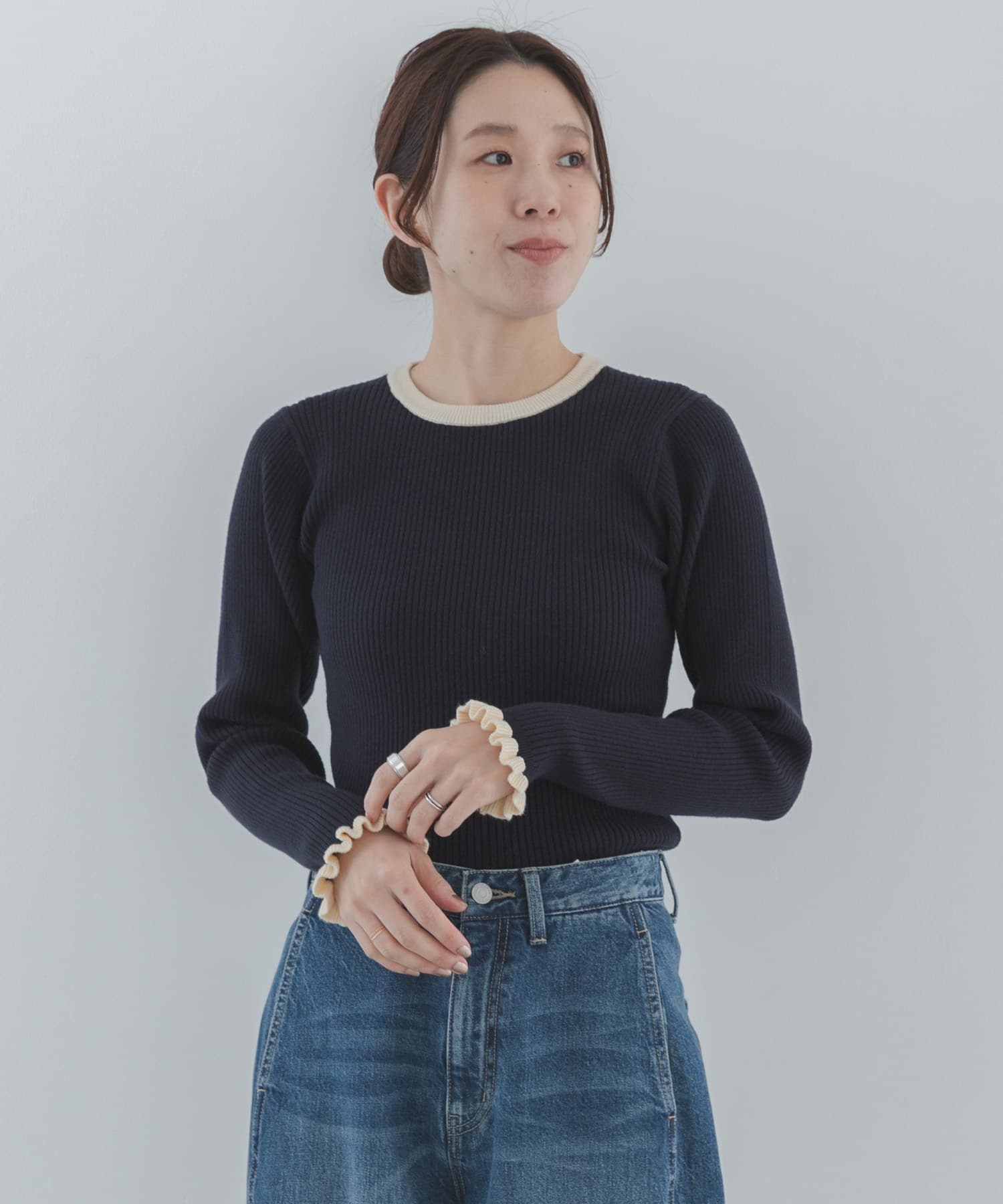 【即完売品】THREE SQUARE フリル　クルーネック　プルオーバー　黒 洗濯可』袖口フリルクルーネックプルオーバー(Free NVYxOFF): トップス