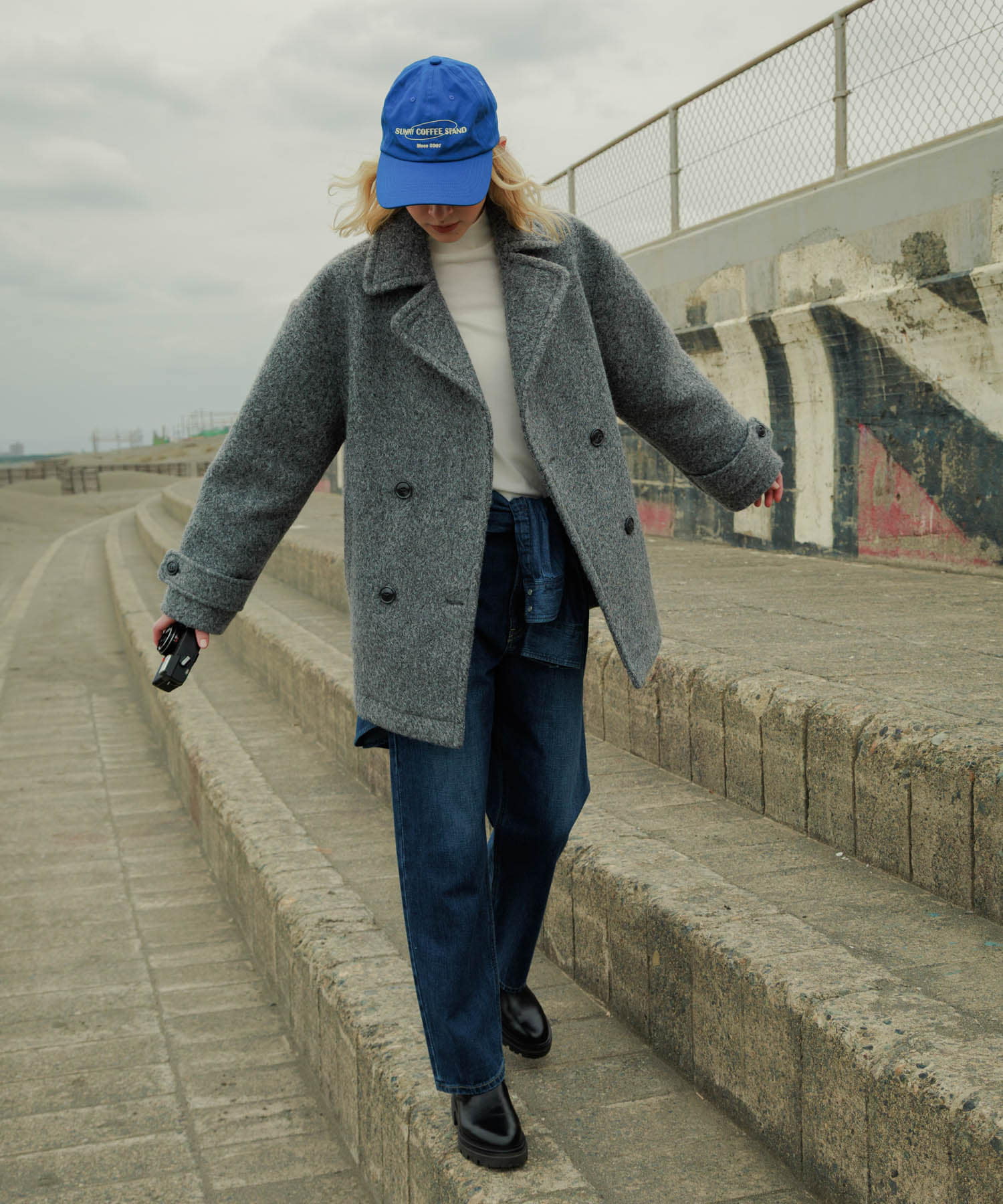 グレー