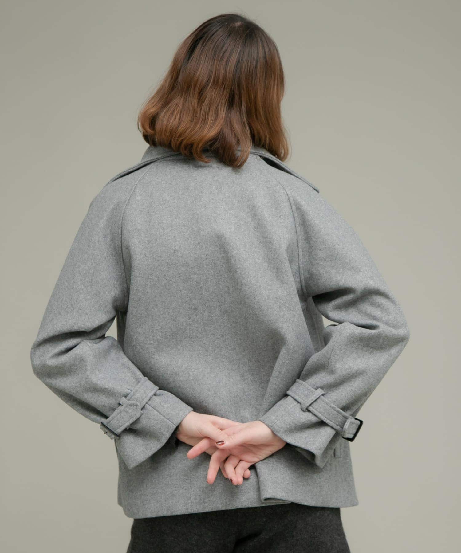 グレー