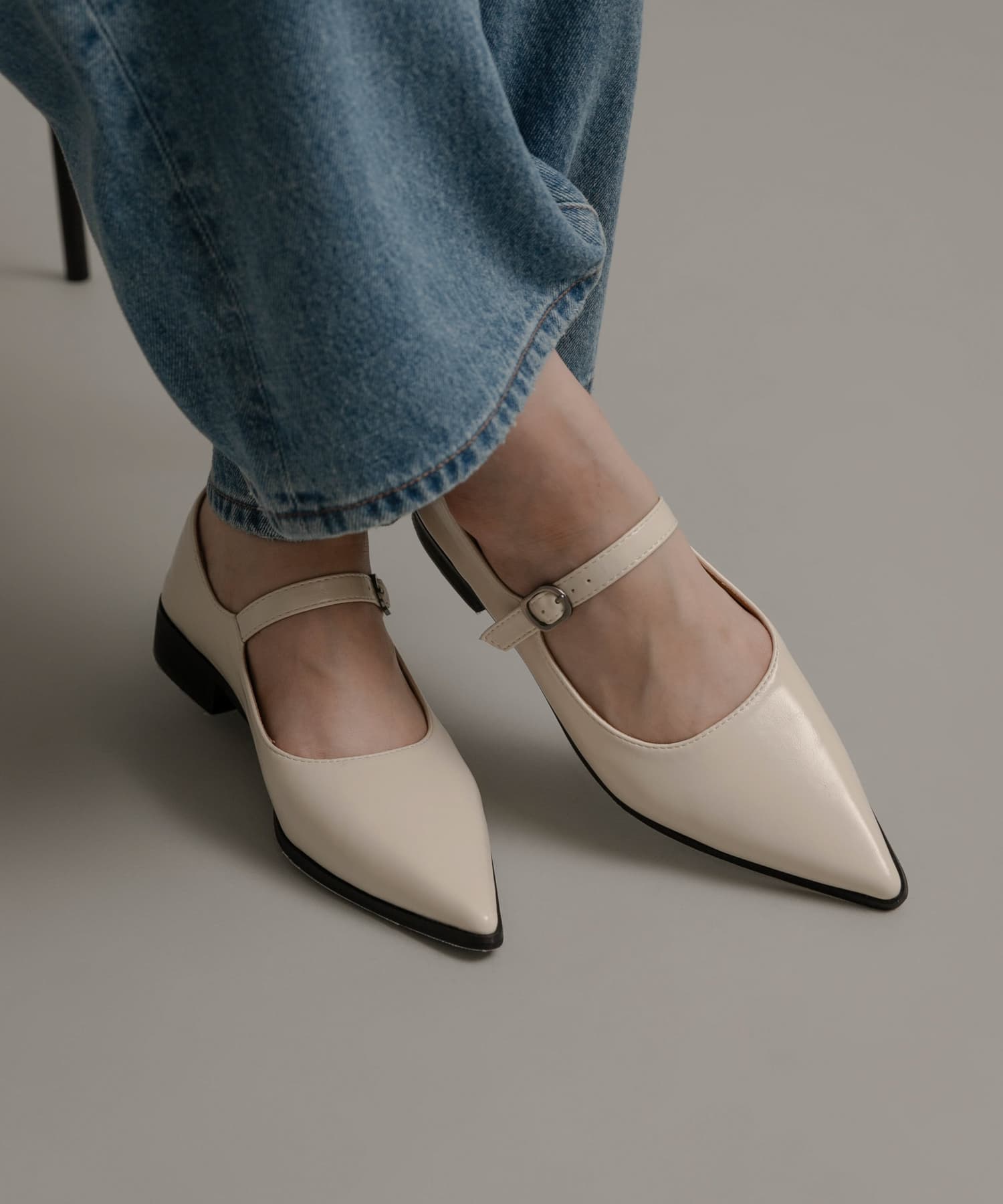 MOHI 撥水ストラップフラットシューズ(37 OFF WHITE): シューズ