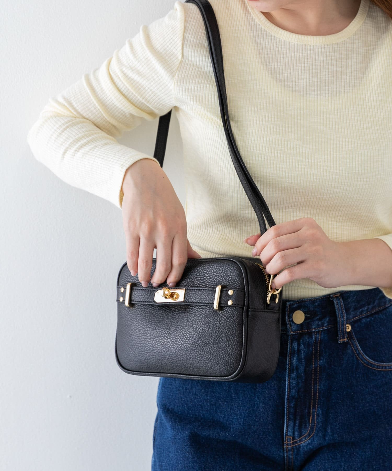 AULENTTI　ミニスクエアショルダーバッグ BLACK one