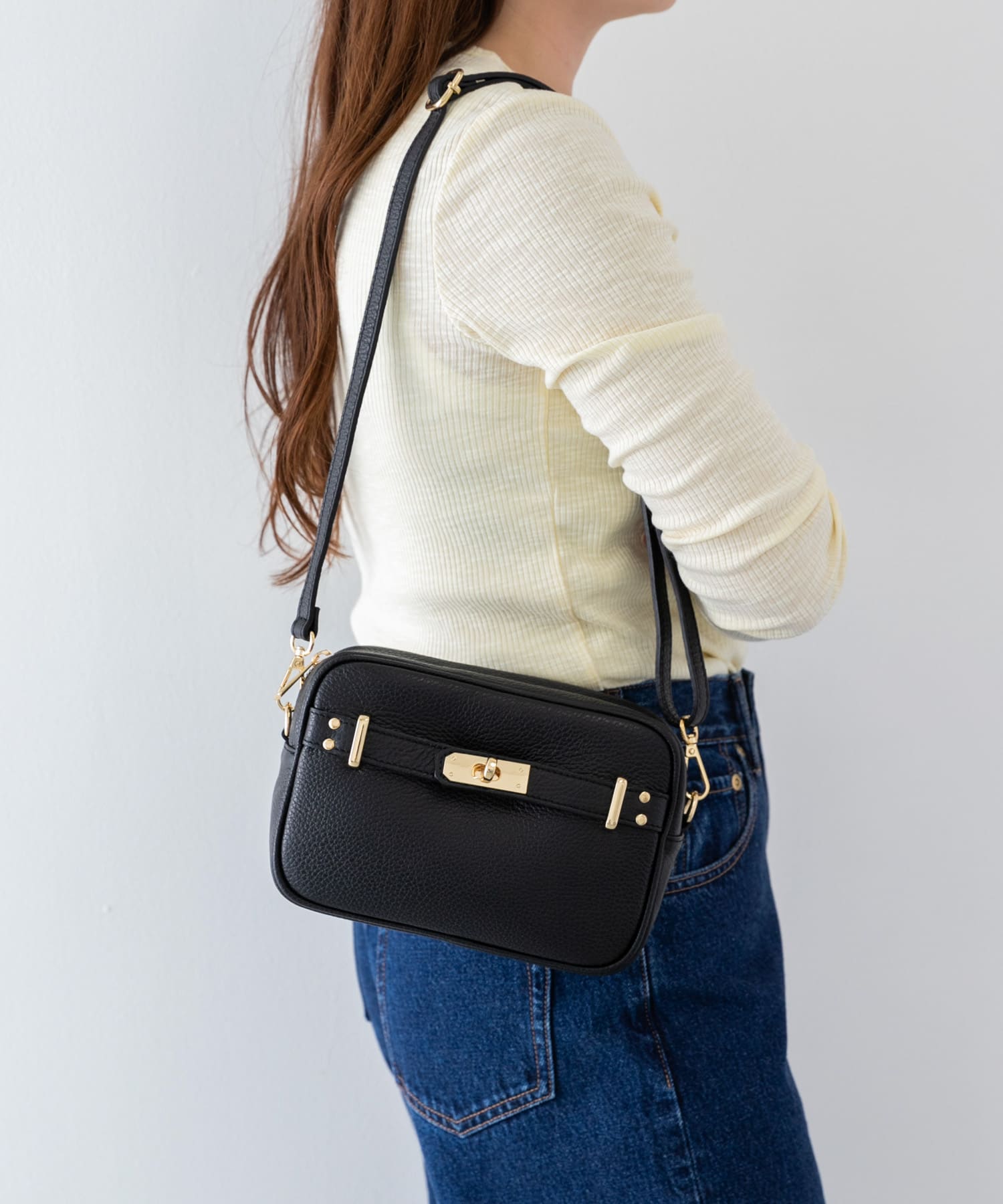 AULENTTI　ミニスクエアショルダーバッグ BLACK one