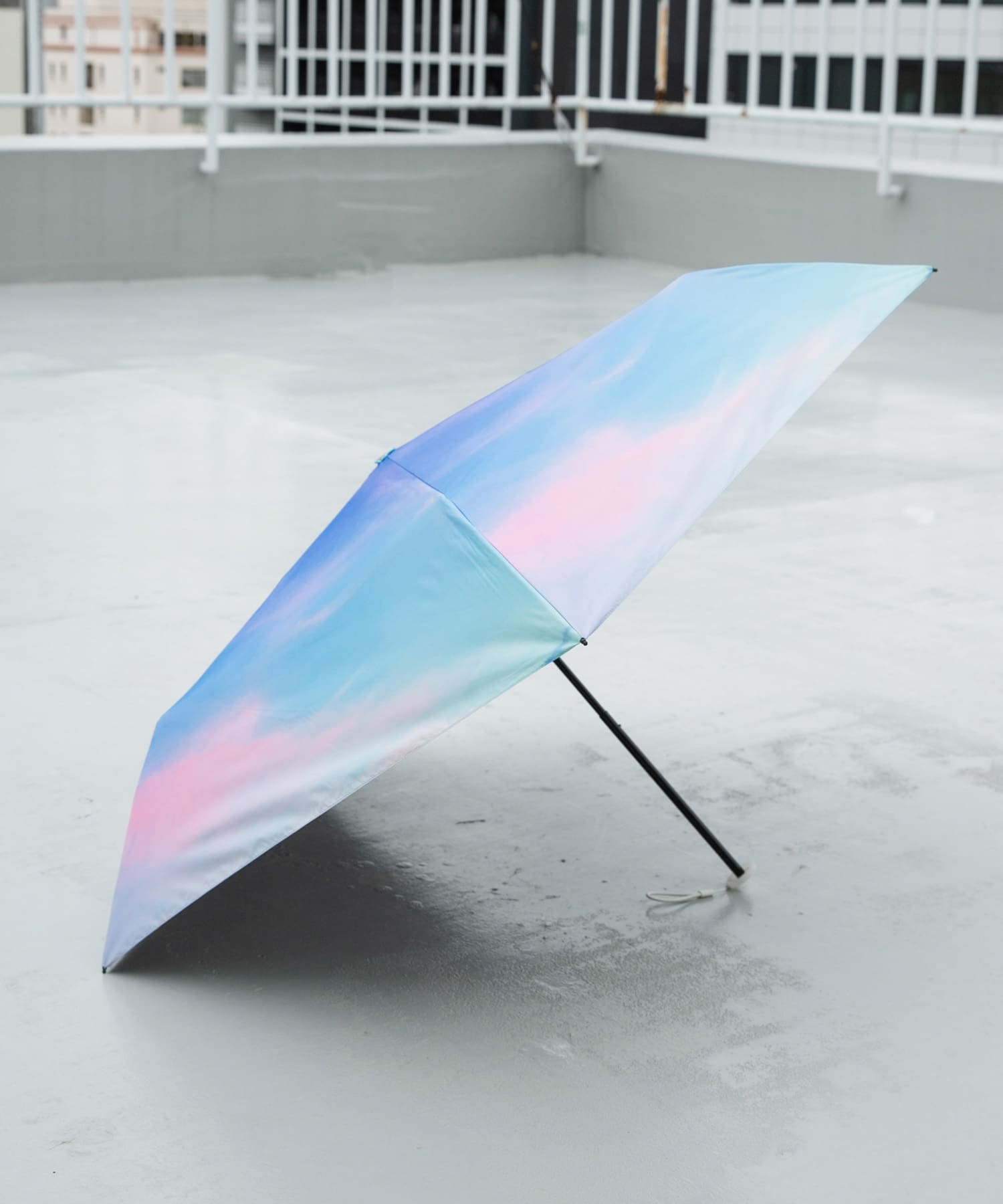 遮蔽率100%/遮光率99.9%。晴雨兼用でご使用頂けます。