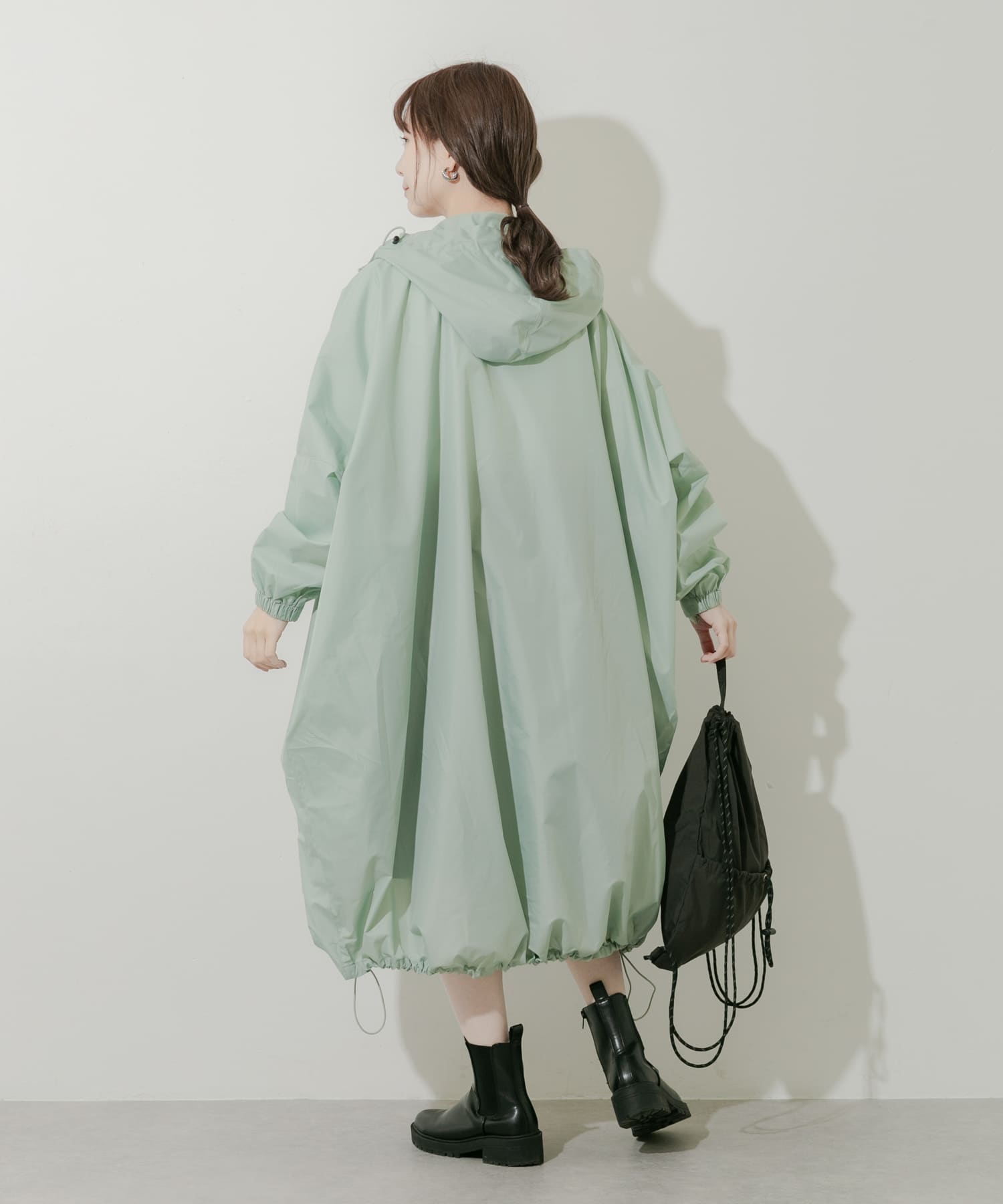 リュックやショルダーバッグを身に着けたままでも上から羽織れるゆったりサイズ