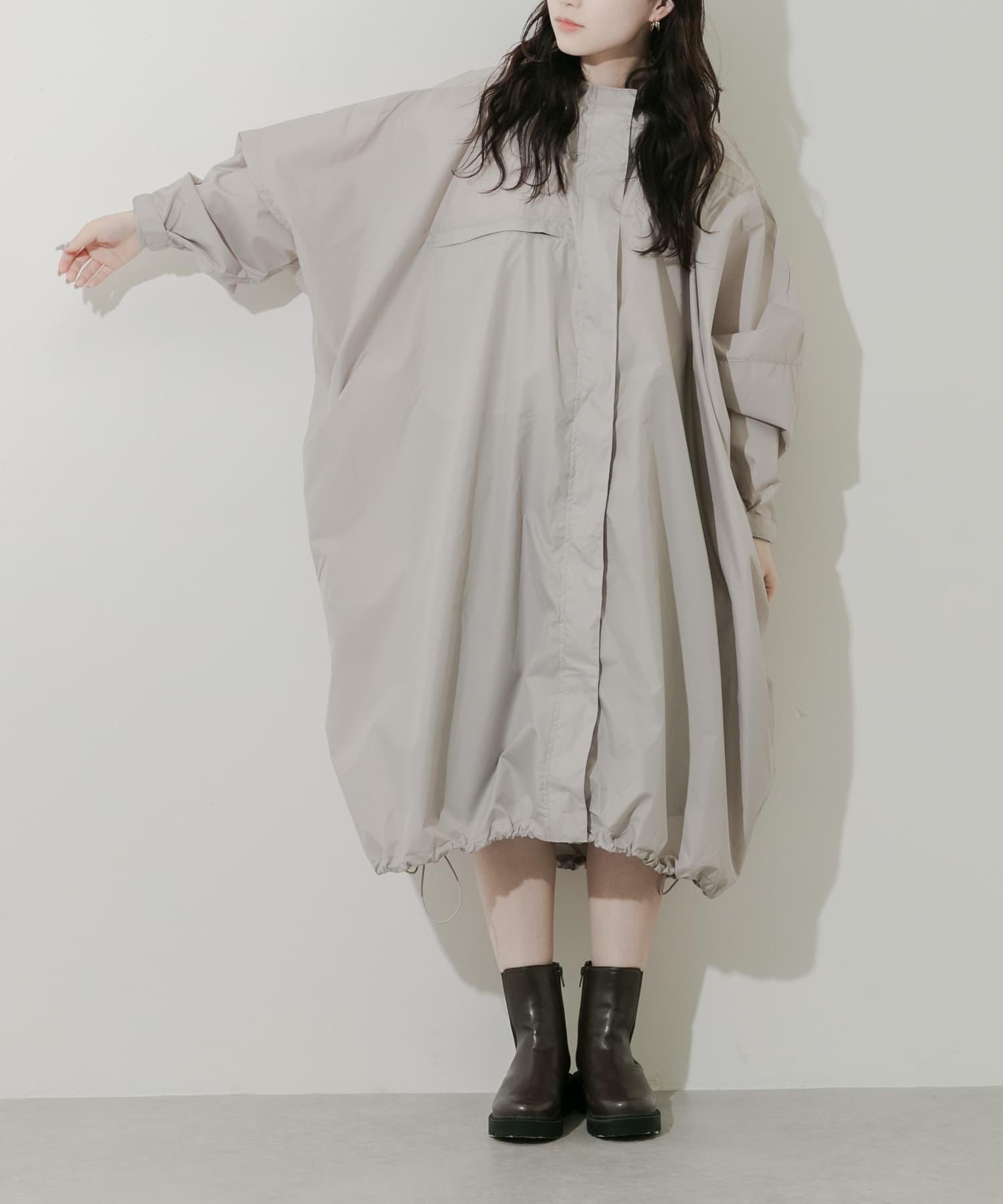 リュックやショルダーバッグを身に着けたままでも上から羽織れるゆったりサイズ